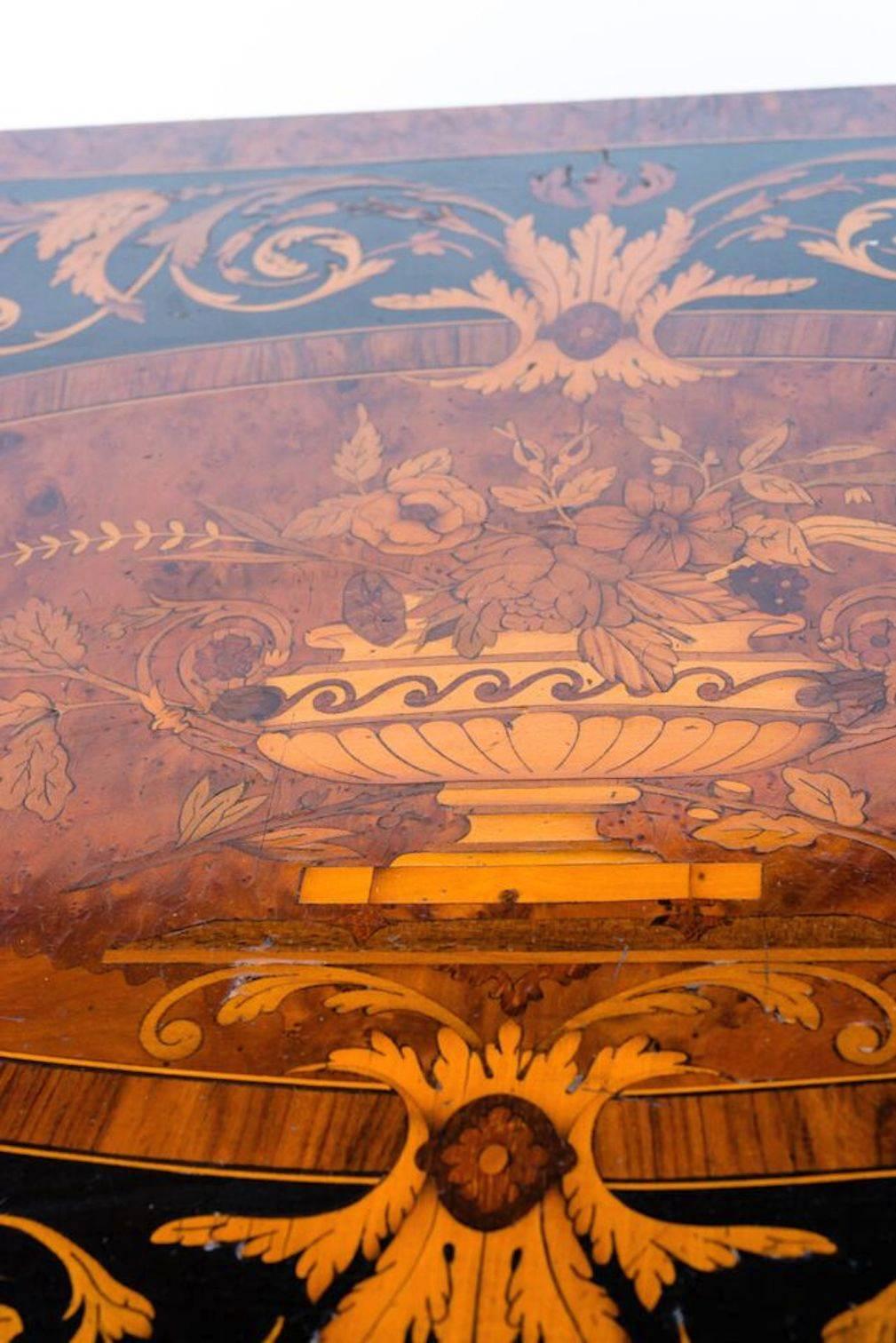 Rare and Elegant Marquetry Russian Game Table In Good Condition For Sale In Rome, IT