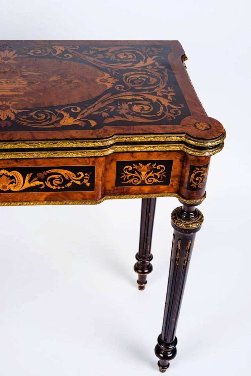Seltener und eleganter russischer Spieltisch mit Intarsien (Frühes 19. Jahrhundert) im Angebot