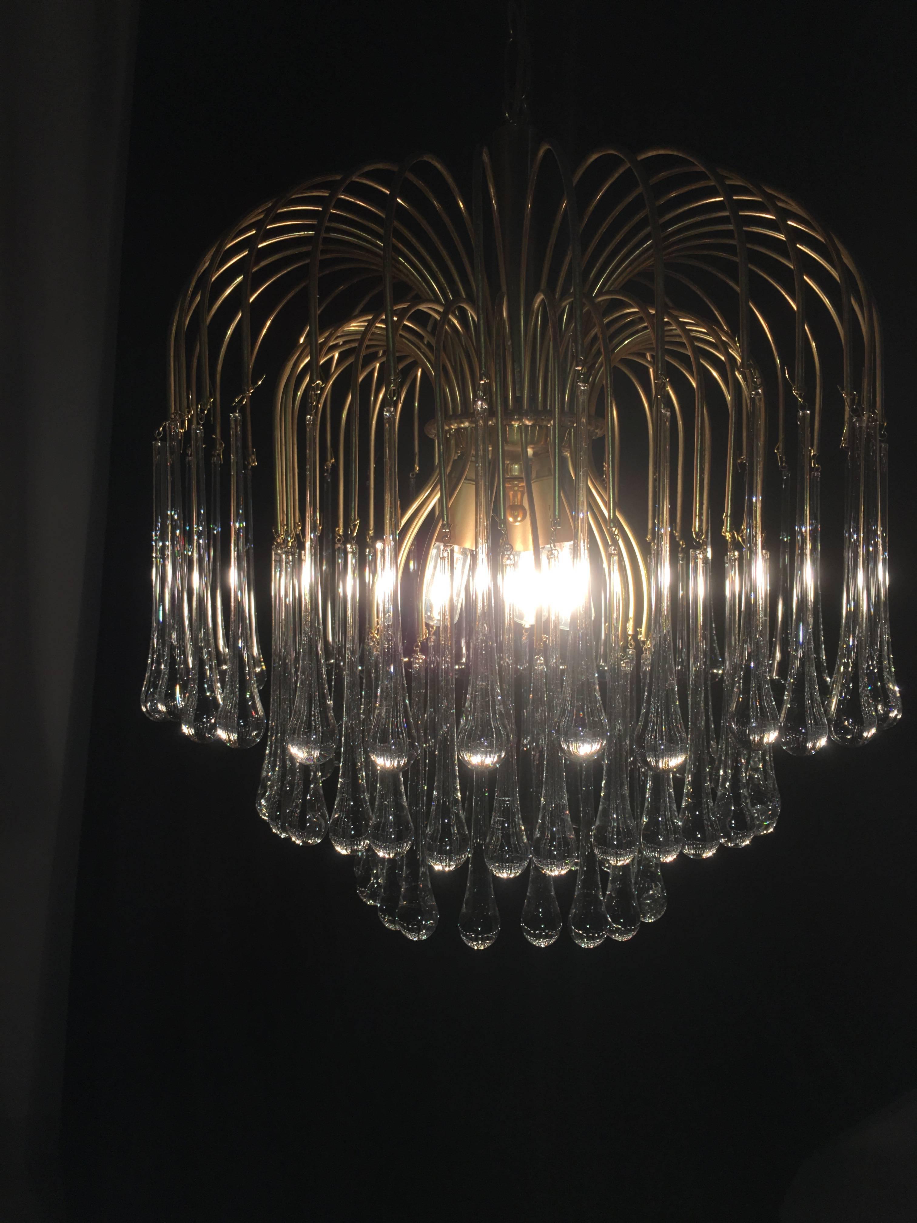 Meravigliosa fontana di luce formata da decine di gocce di ghiaccio.
Misure: Altezza senza catena 45 cm. larghezza 45 cm.