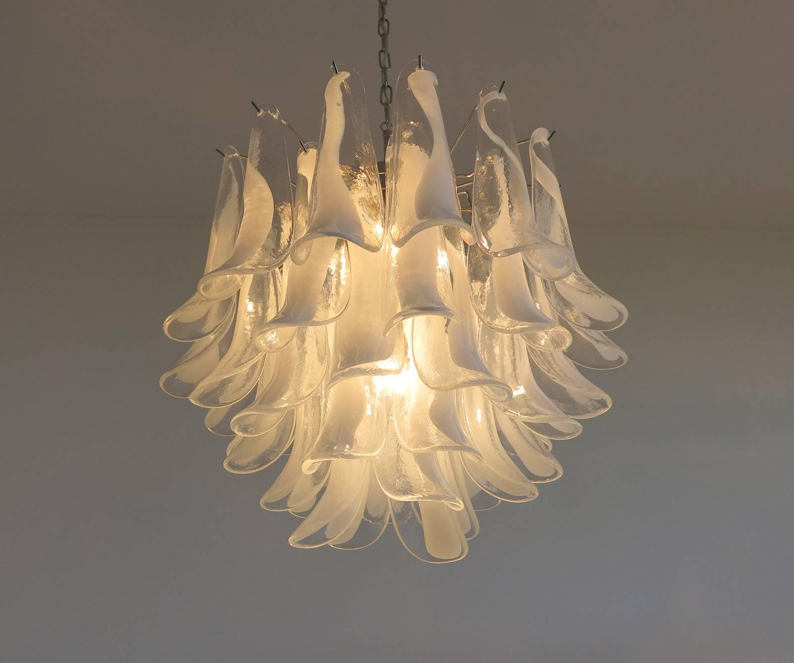 Coppia di lampadari di Murano alla maniera di Mazzega, anni '70 in vendita 4