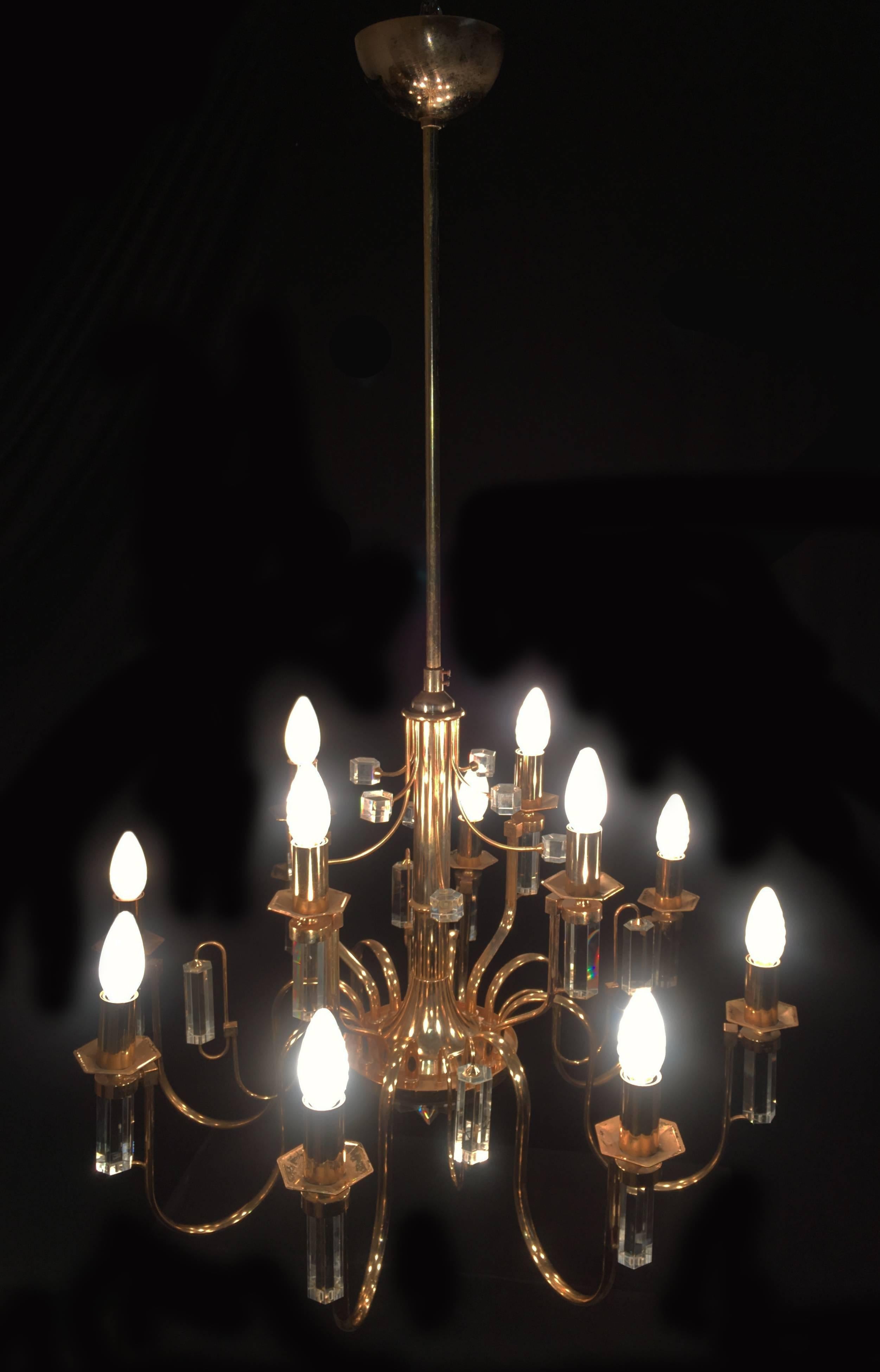 Il lampadario è disposto su due piani di luci otto e quattro.