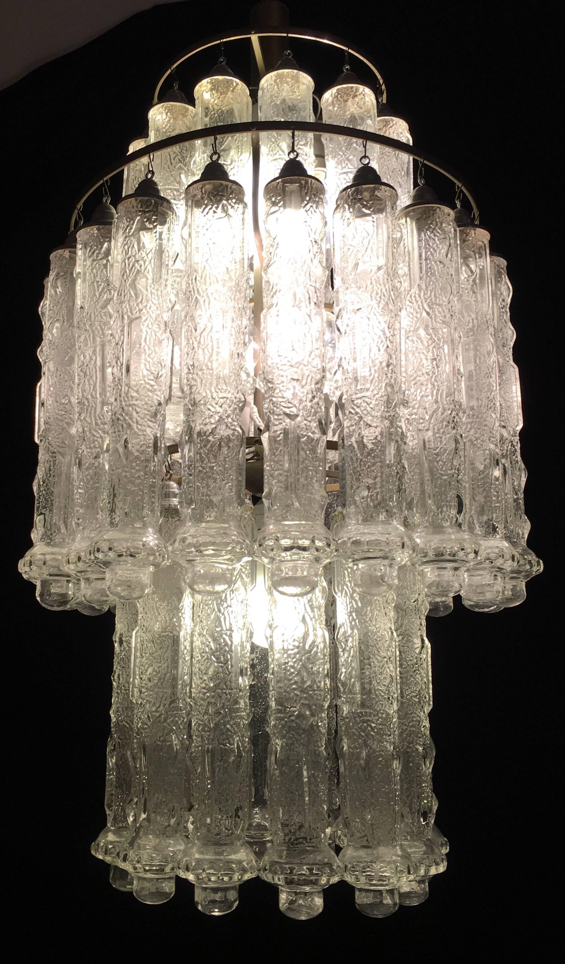 Vintage-Kronleuchter von 48 fantastischen Murano-Glas Sanduhr gemacht.

Höhe ohne Kette 100cm.