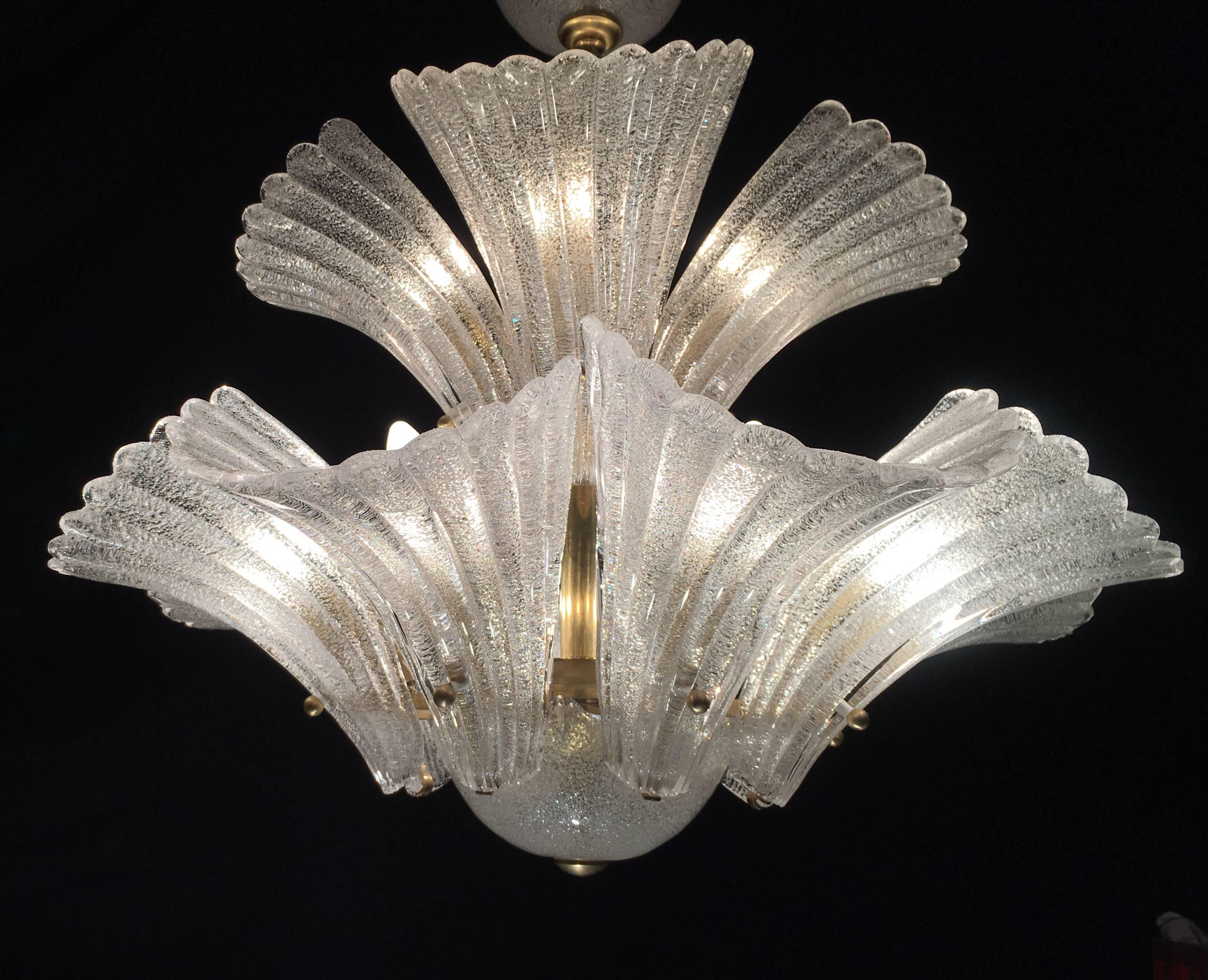 Sumptuous Murano glass chandelier in style Barovier & Toso, 1950s.

Consisting of 12 large leaves in blown glass 