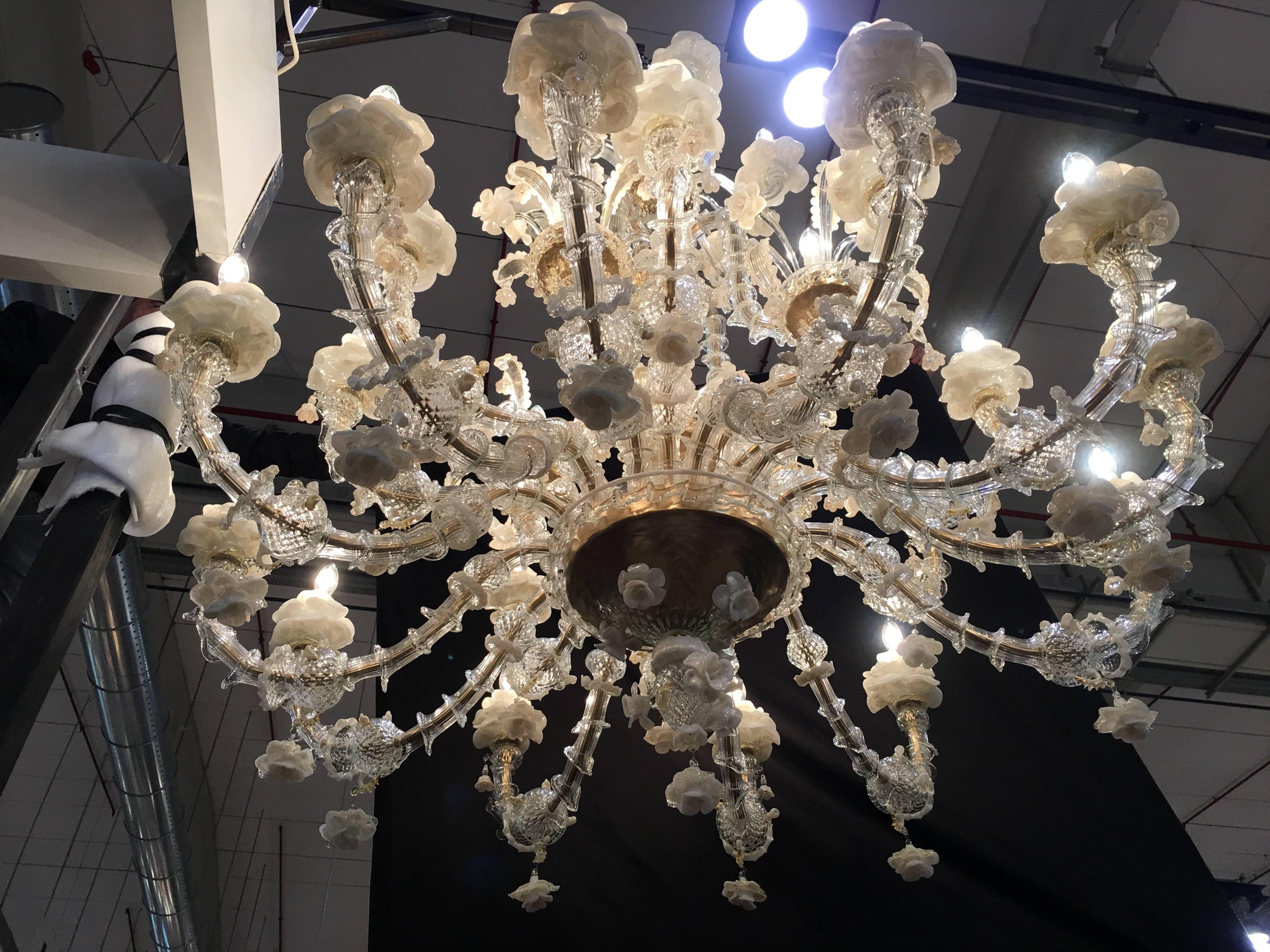 Beautiful Murano chandelier with 24 arms and a multitude of flowers in glass paste and gold inclusion.
   