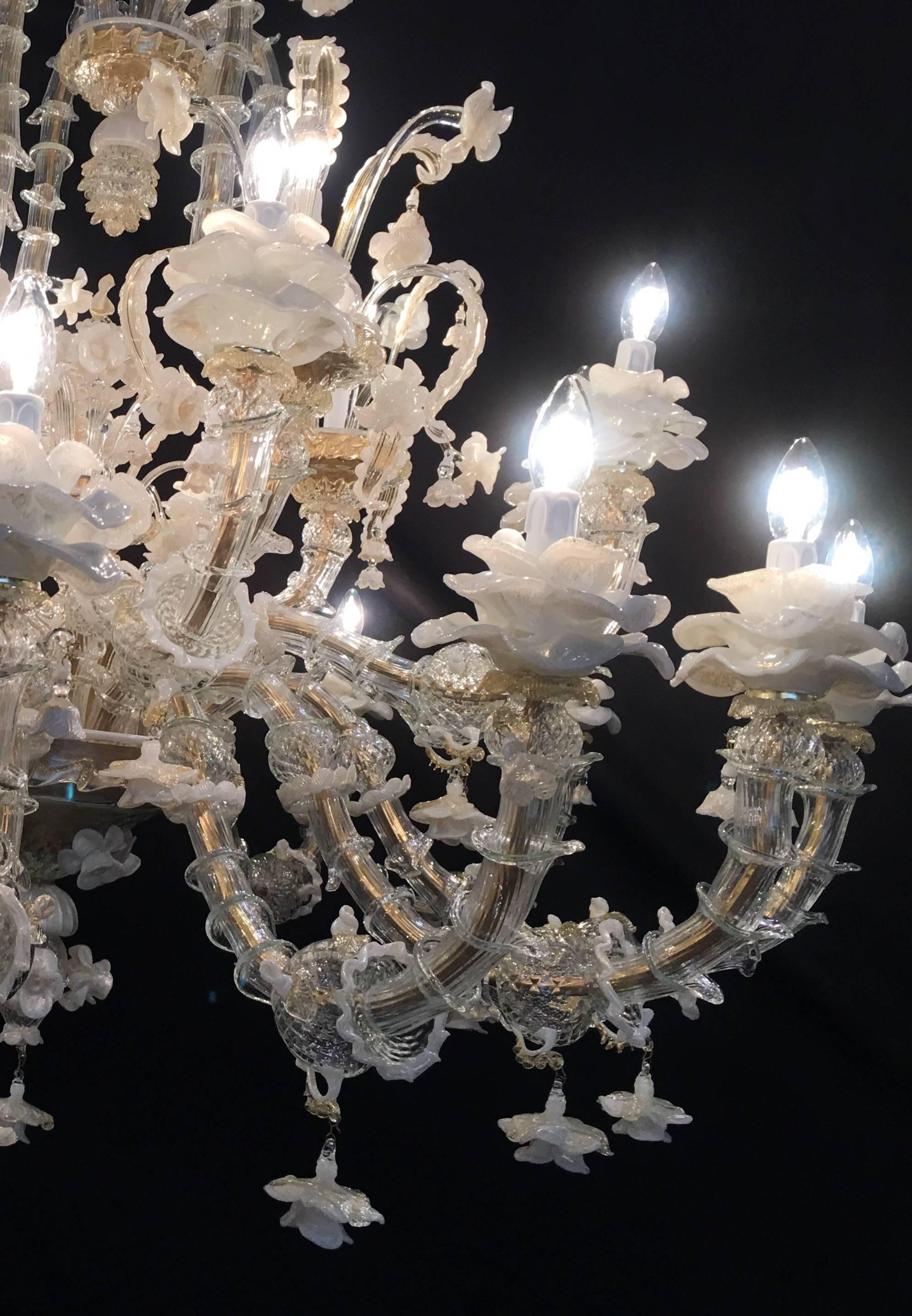 Sumptuous Pair Of Murano Chandelier White and Gold, 1980s In Excellent Condition For Sale In Rome, IT