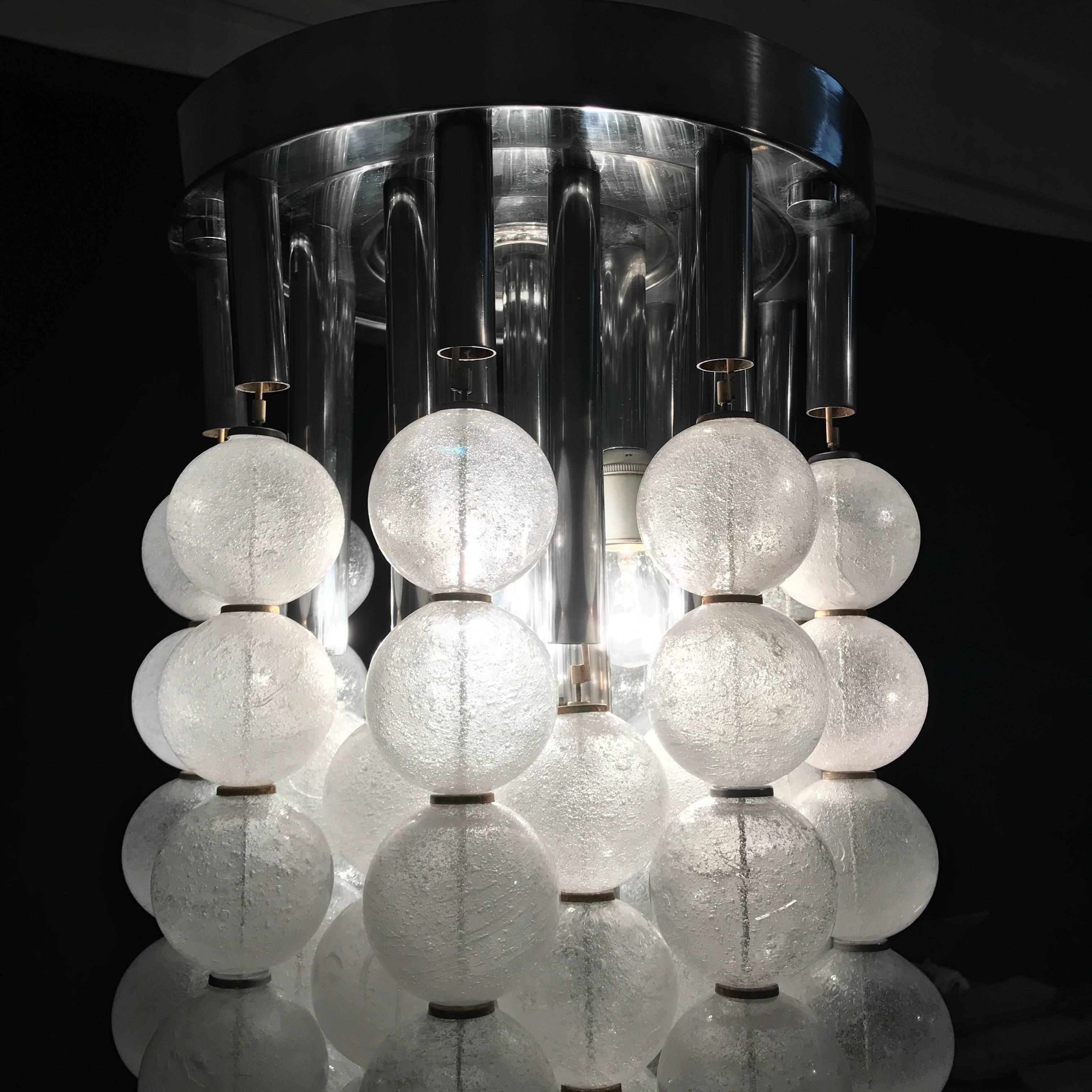 A Mid-Century Mazzega Chandelier With Pulegoso Murano Glass Balls In Good Condition In Rome, IT