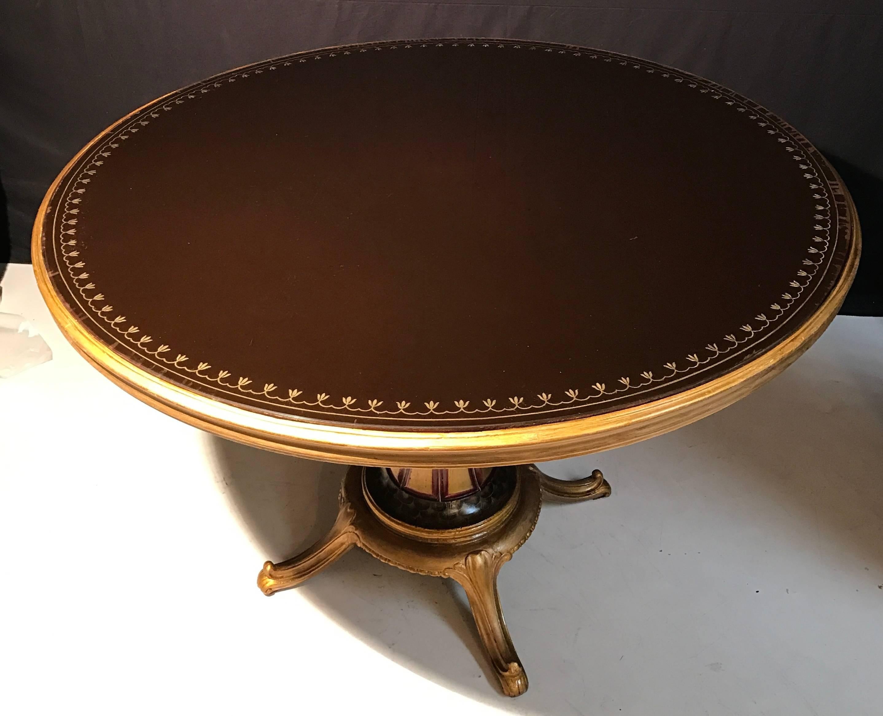 Elegant Painted and Parcel-Gilt Mid-Century Center Table In Good Condition In Rome, IT