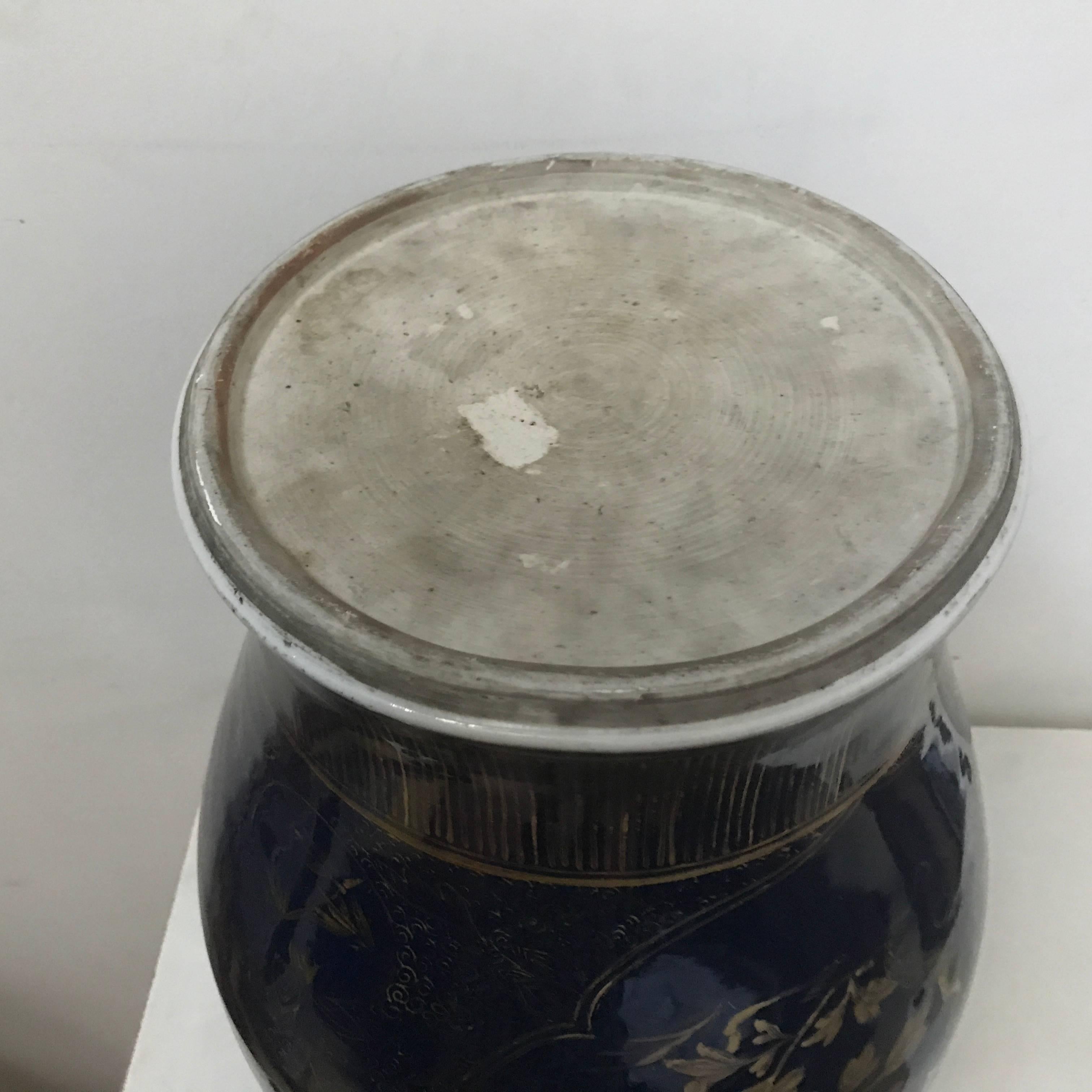 Paire de pots chinois en poudre bleu poudré décorés de dorures,  XVIIIe siècle   en vente 1