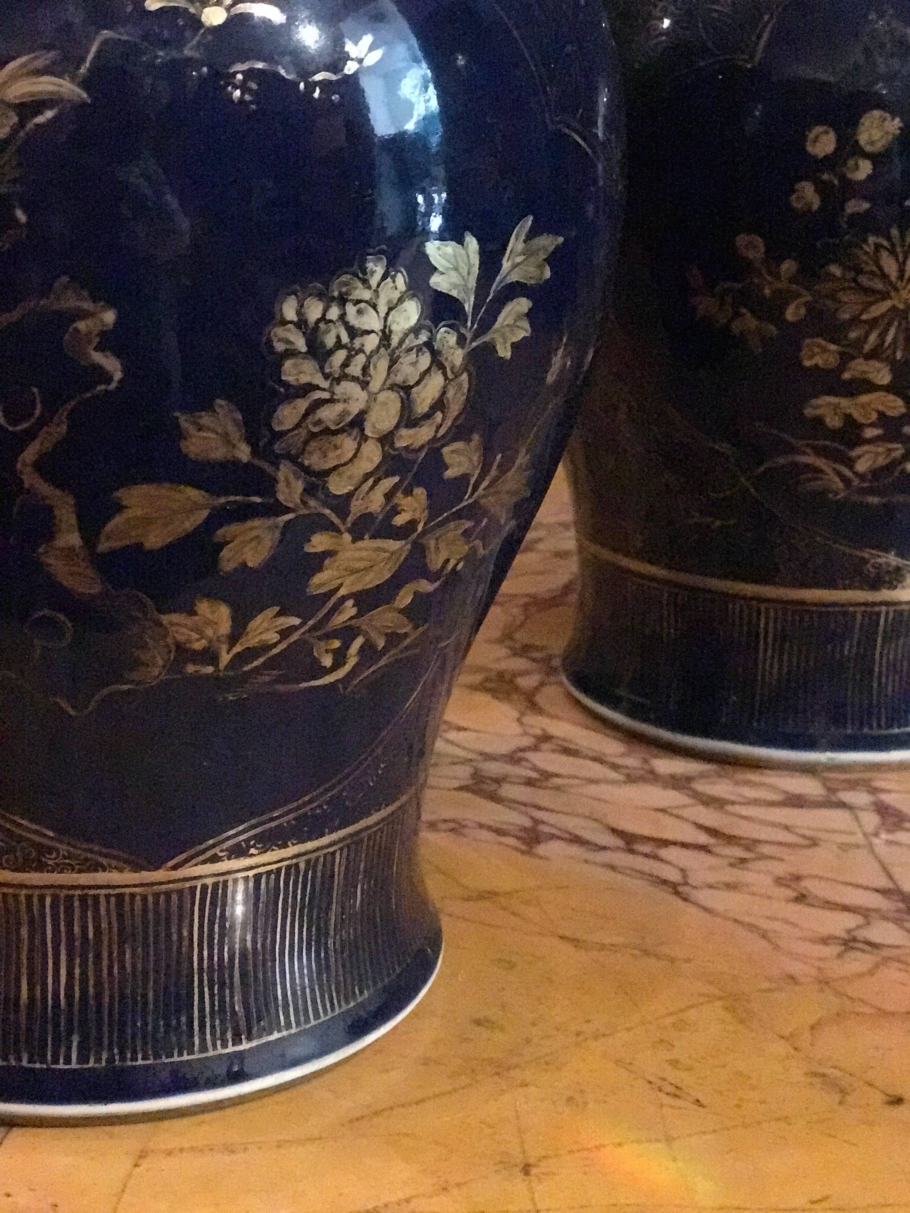 Paire de pots chinois en poudre bleu poudré décorés de dorures,  XVIIIe siècle   en vente 3