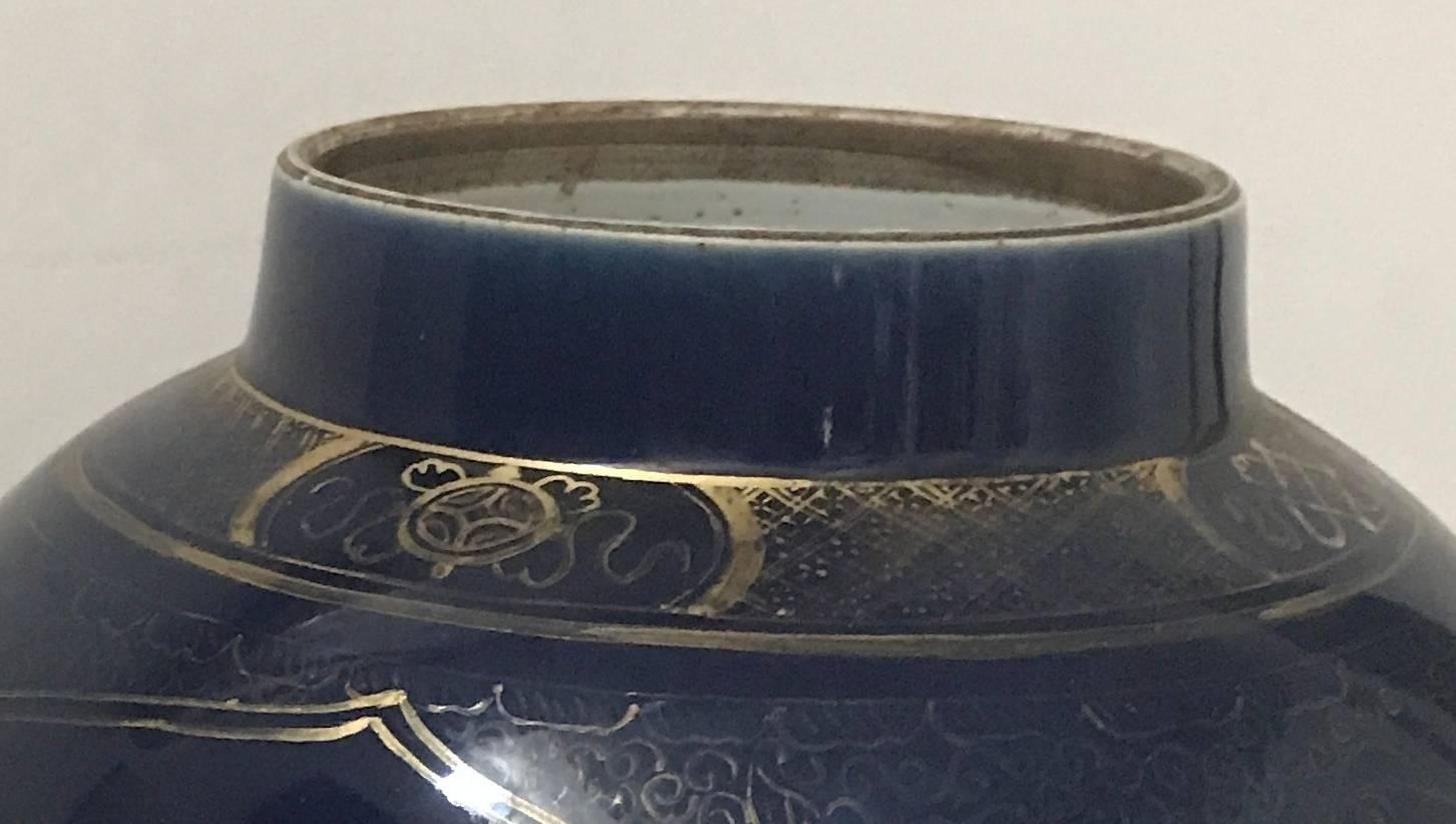 Paire de pots chinois en poudre bleu poudré décorés de dorures,  XVIIIe siècle   en vente 4