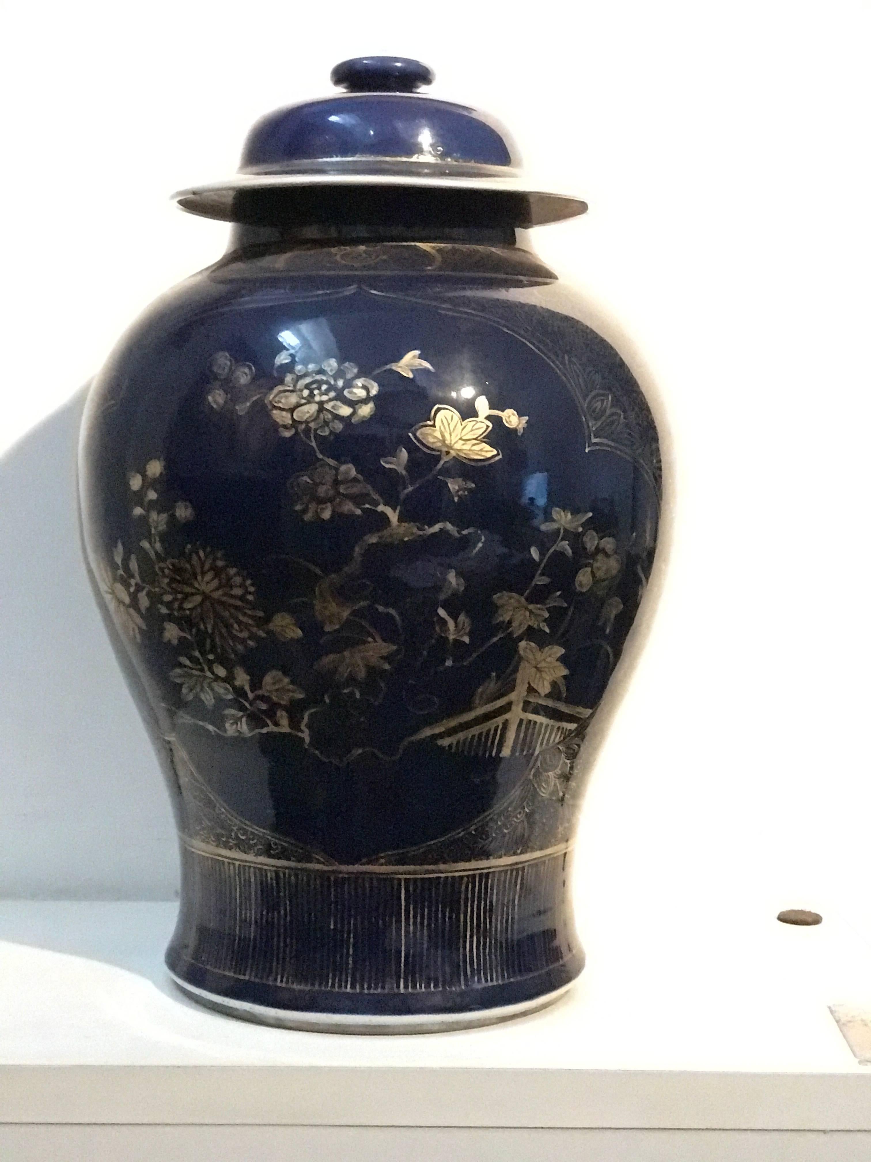 Paire de pots chinois en poudre bleu poudré décorés de dorures,  XVIIIe siècle   en vente 6