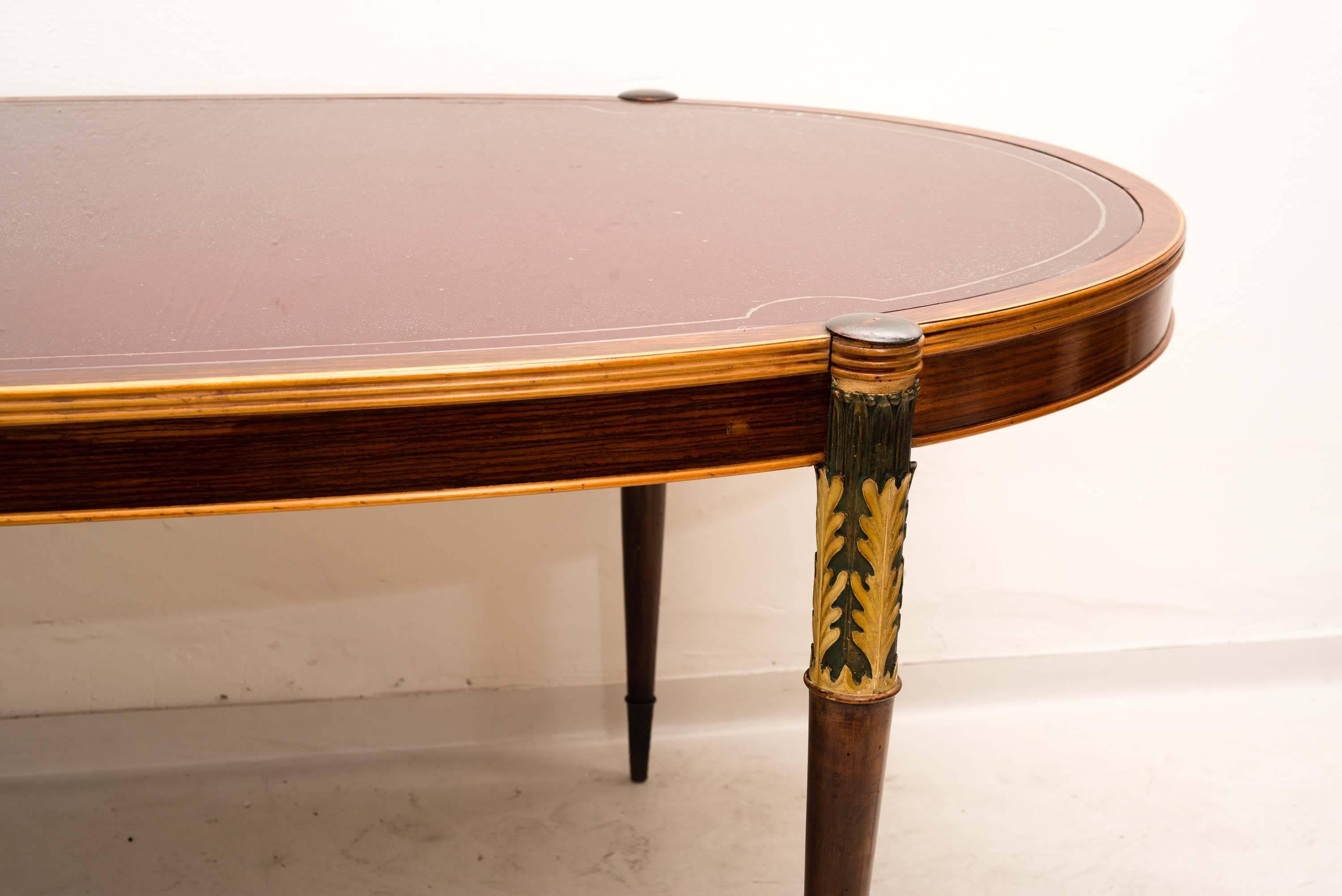 Eleganter Esstisch, entworfen von Pier Luigi Colli, mit fein geschnitzten und bemalten Beinen, die mit Akanthusblättern verziert sind. Dunkelrote Glasplatte.
Das gleiche Set ist für den Barschrank und das Sideboard erhältlich.
 