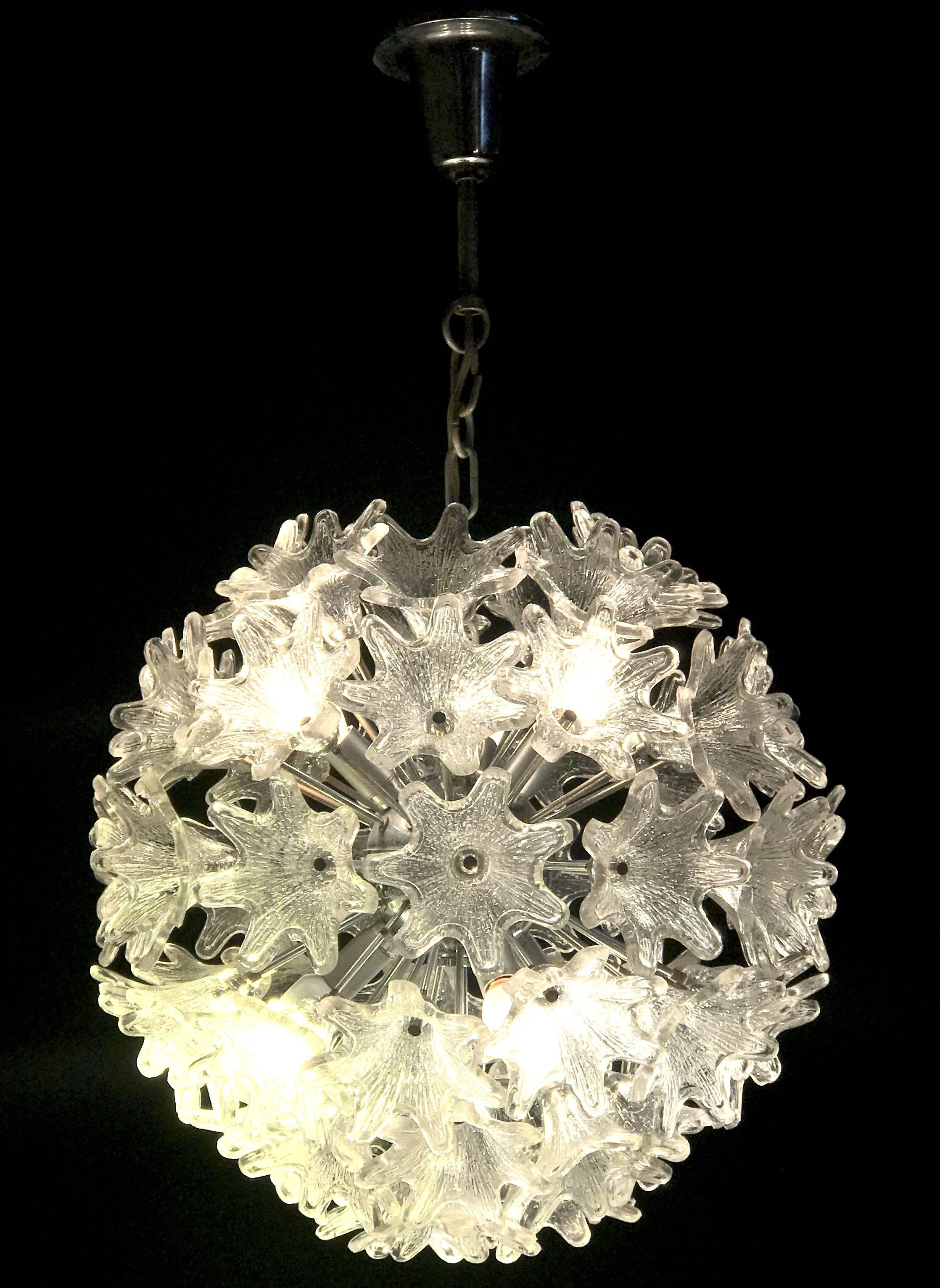 Fine Murano chandelier in the style by Venini. Six bulbs.