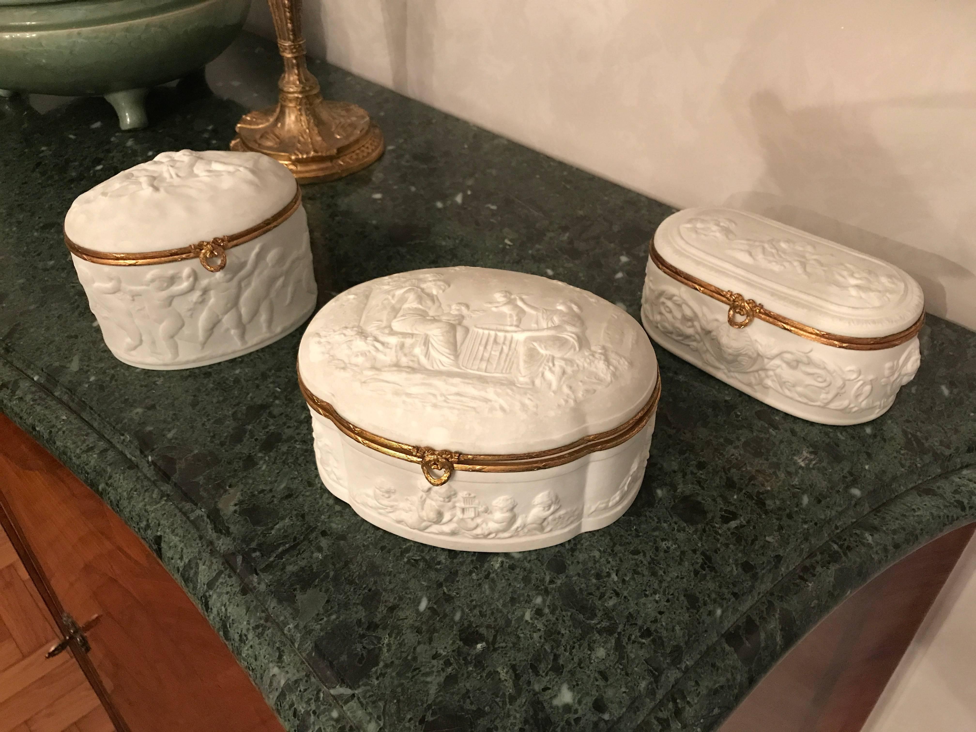 Delightful Set of Three Limoges “Biscuit De Porcelaine“ Dresser Box In Excellent Condition In Rome, IT