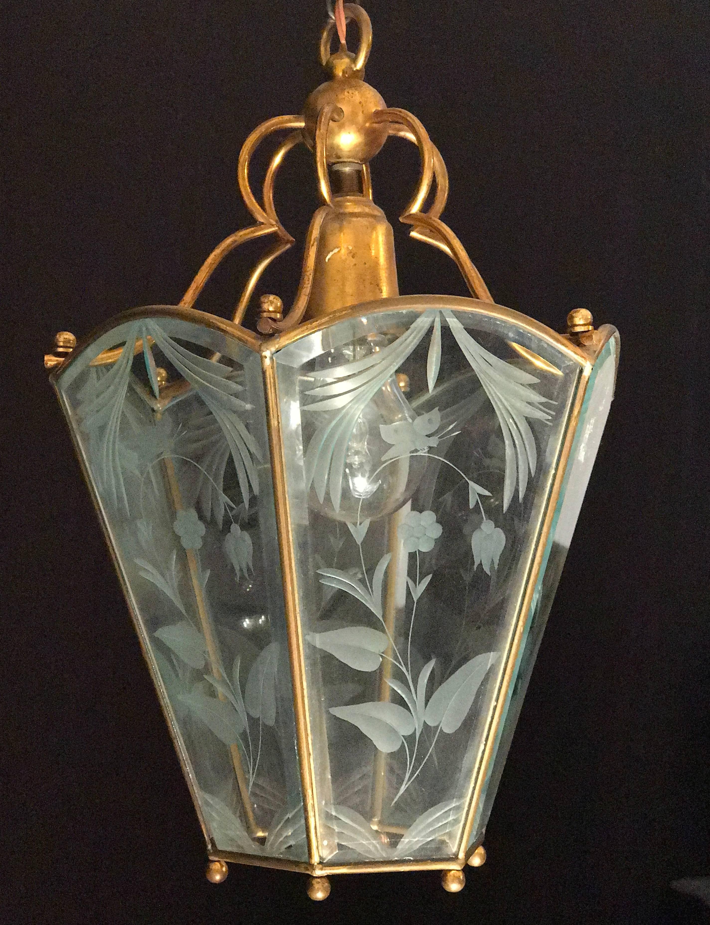 Brass-mounted with elegant engraving on glass, original conditions.
Height without chain 40 cm diameter 26 cm.
