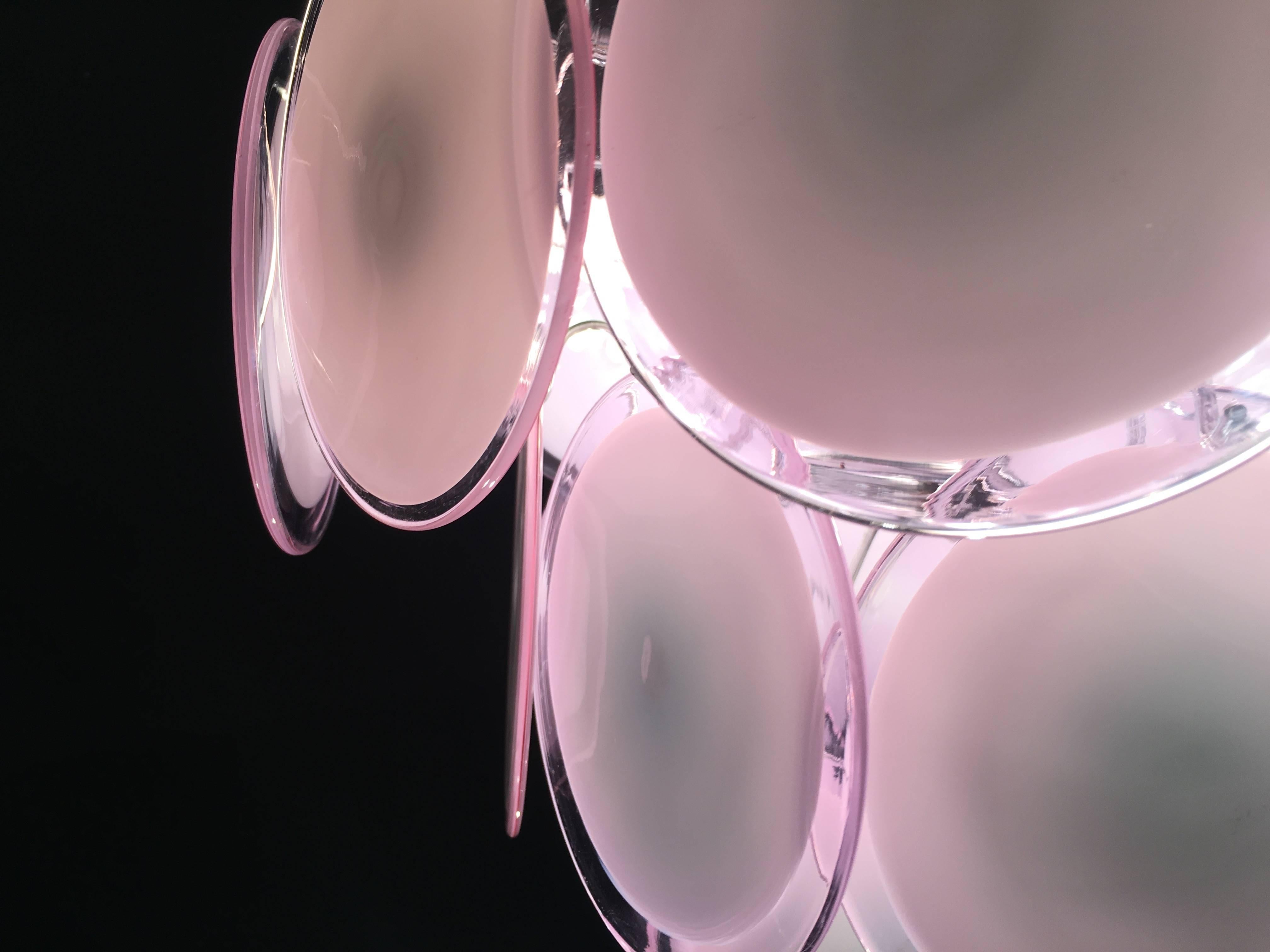 Les 24 disques roses en verre précieux de Murano sont disposés sur plusieurs niveaux. Neuf lumières.
 