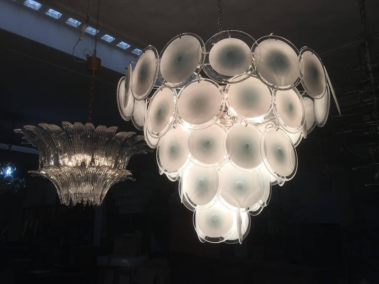 Spectacular chandelier by Vistosi made of 50 Murano discs white and violet put on five floors.