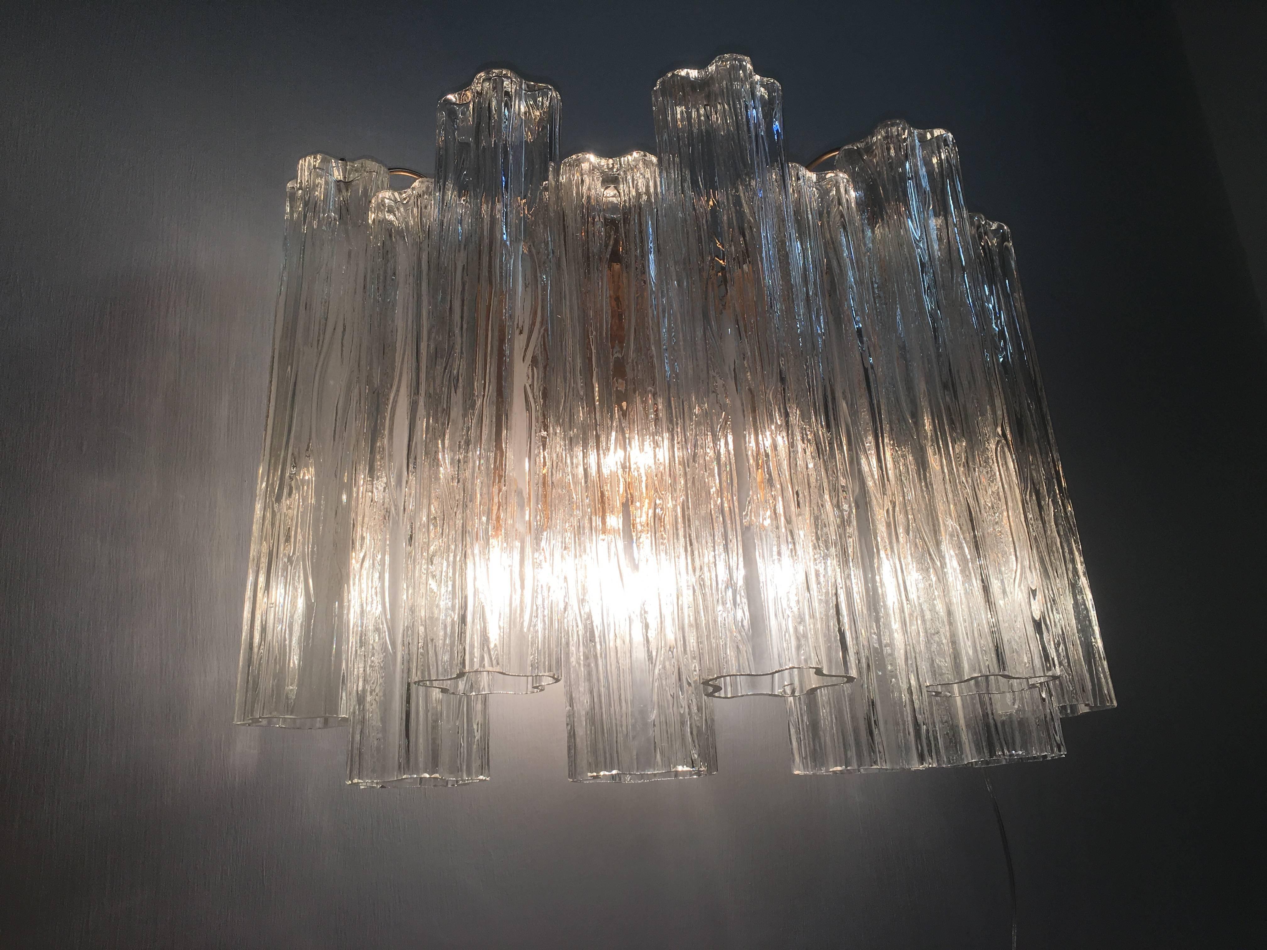 Zwölf mundgeblasene Glasröhren pro Leuchte mit einer Länge von je 13,802 cm.
 
