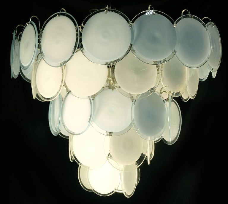 Five levels of white disks for an astonishing light effect.
9 E14 light bulbs. 