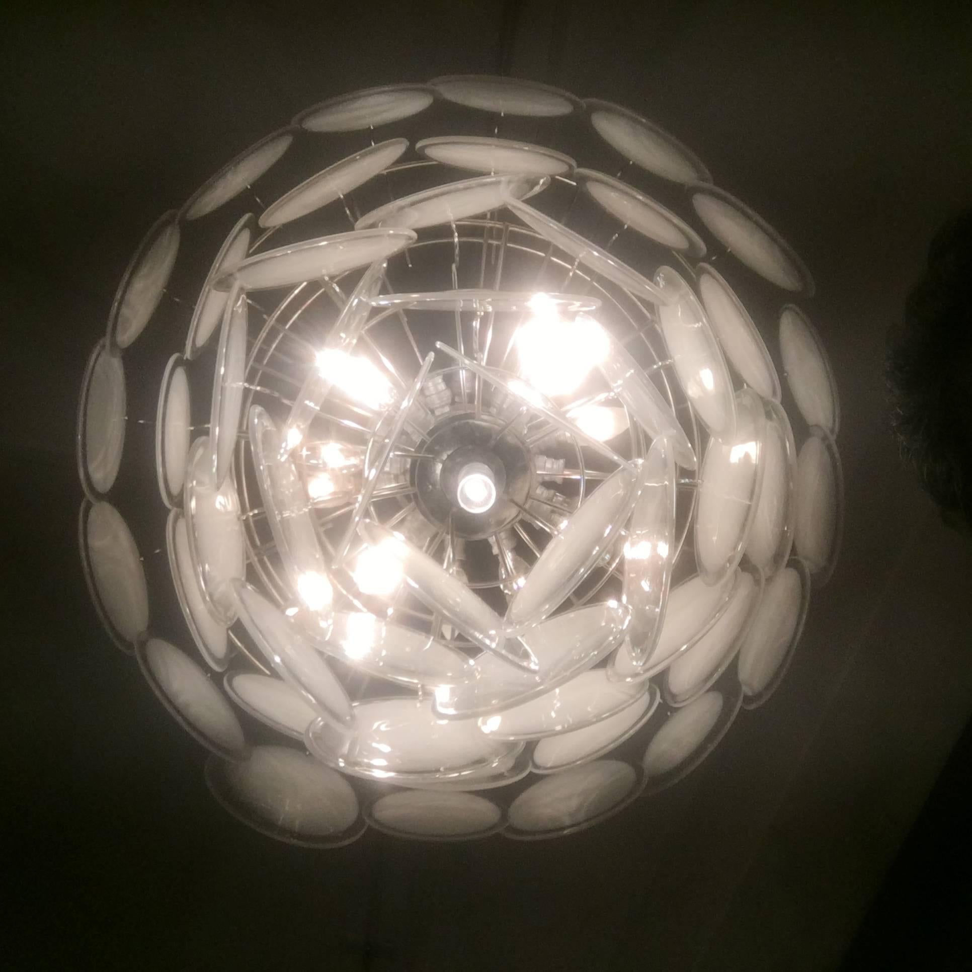 Charmantes Paar Murano Scheibenlüster von Vistosi, 1970er Jahre (Geblasenes Glas) im Angebot