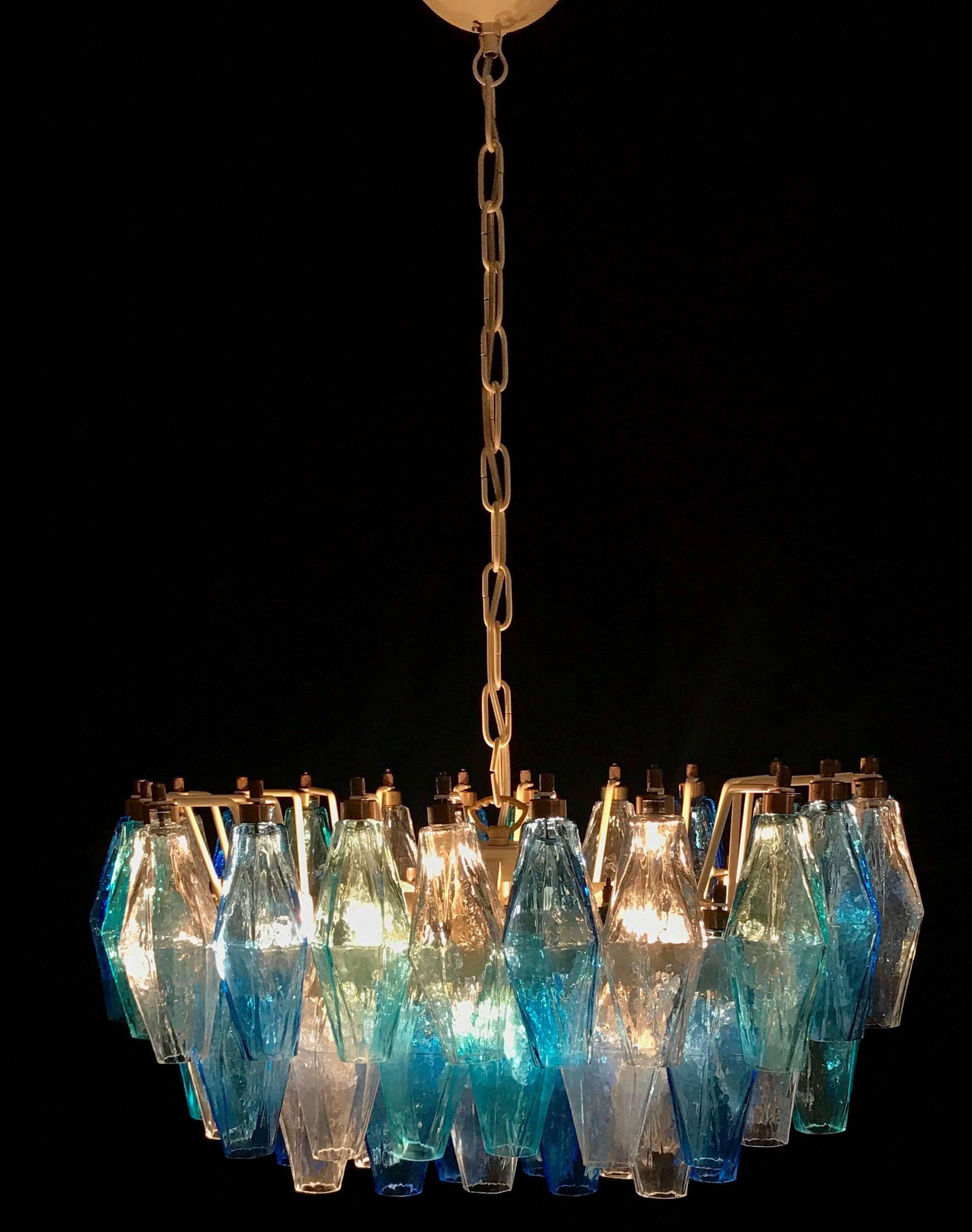The chandelier consists of 52 colored Poliedri of Murano. Ice, blue and aquamarine.
Measures: cm H 80 L. 50 W. 35 height lights, without chain 30 cm.
Available three pairs.