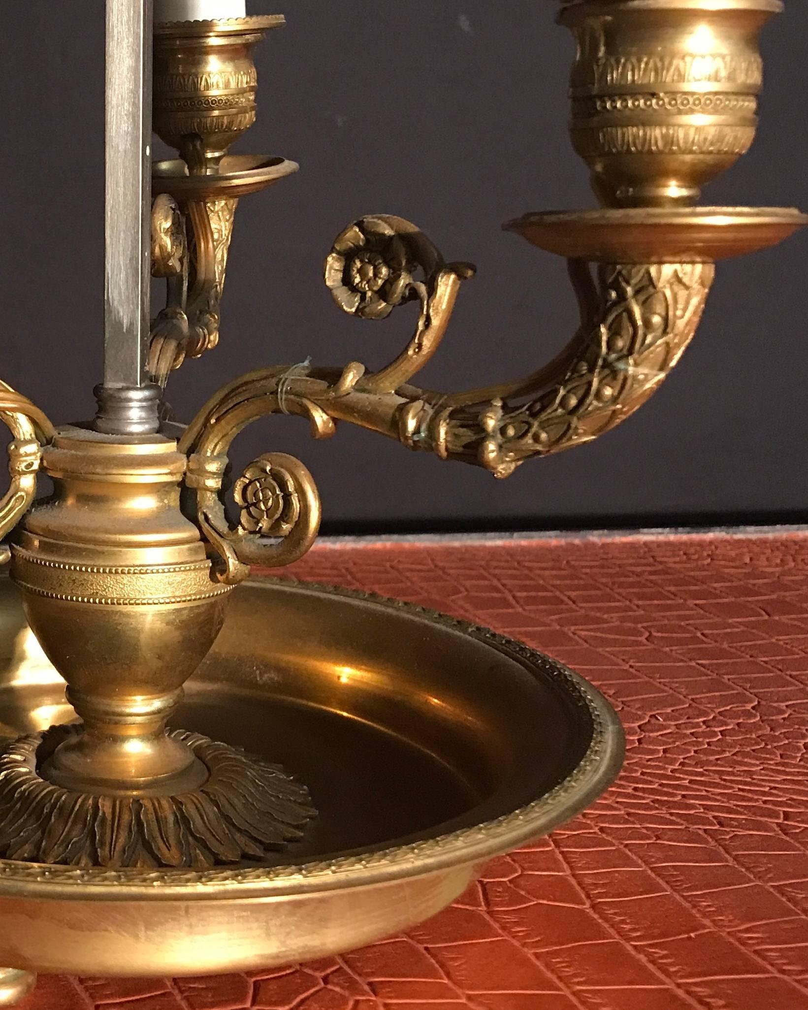 French Gilt-Bronze Three-Arm Bouillotte Lamp with Tole Shade In Good Condition In Rome, IT