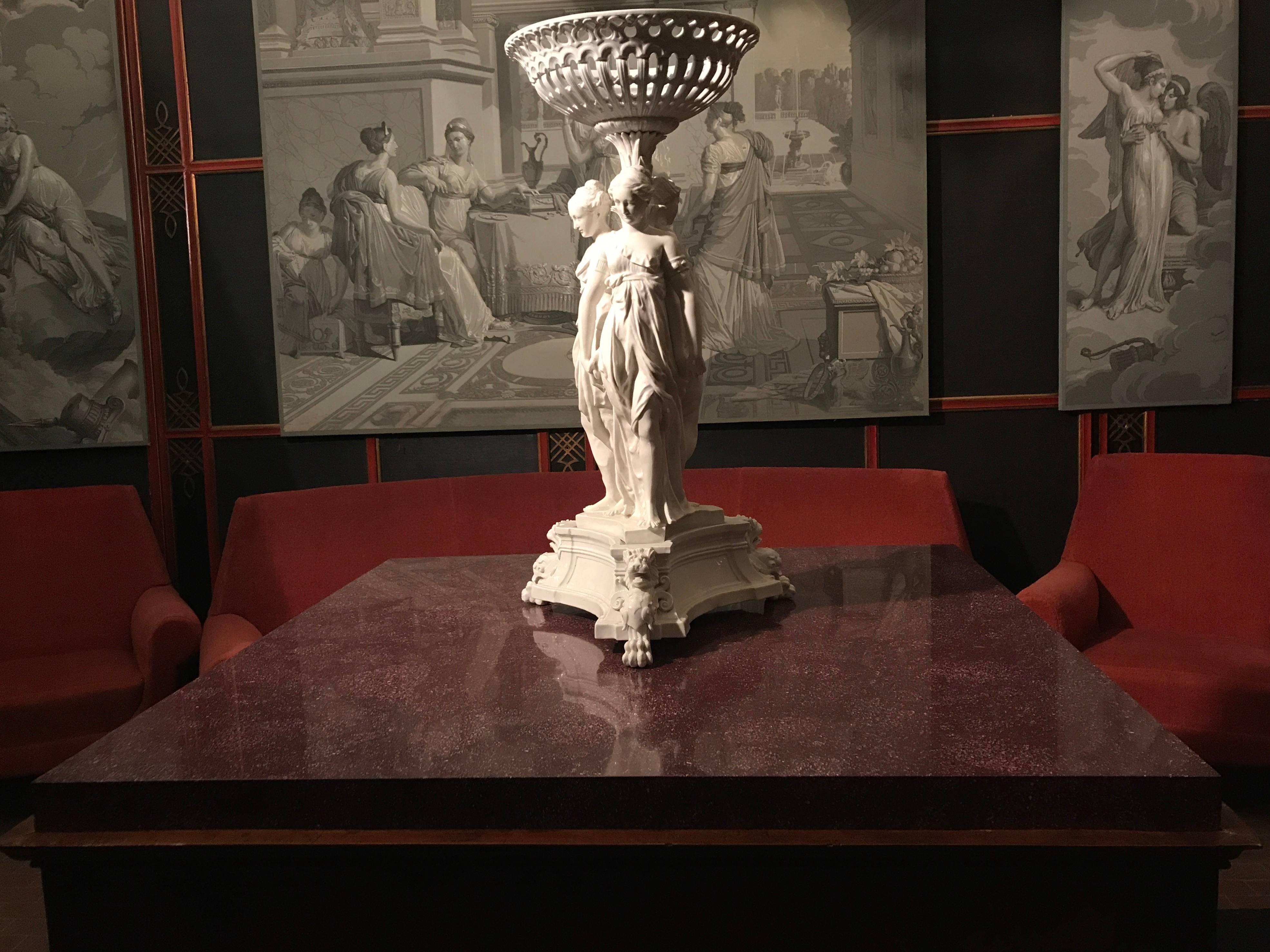 Fin du XIXe siècle Importante table centrale italienne avec plateau de table en placage de porphyre impérial en vente