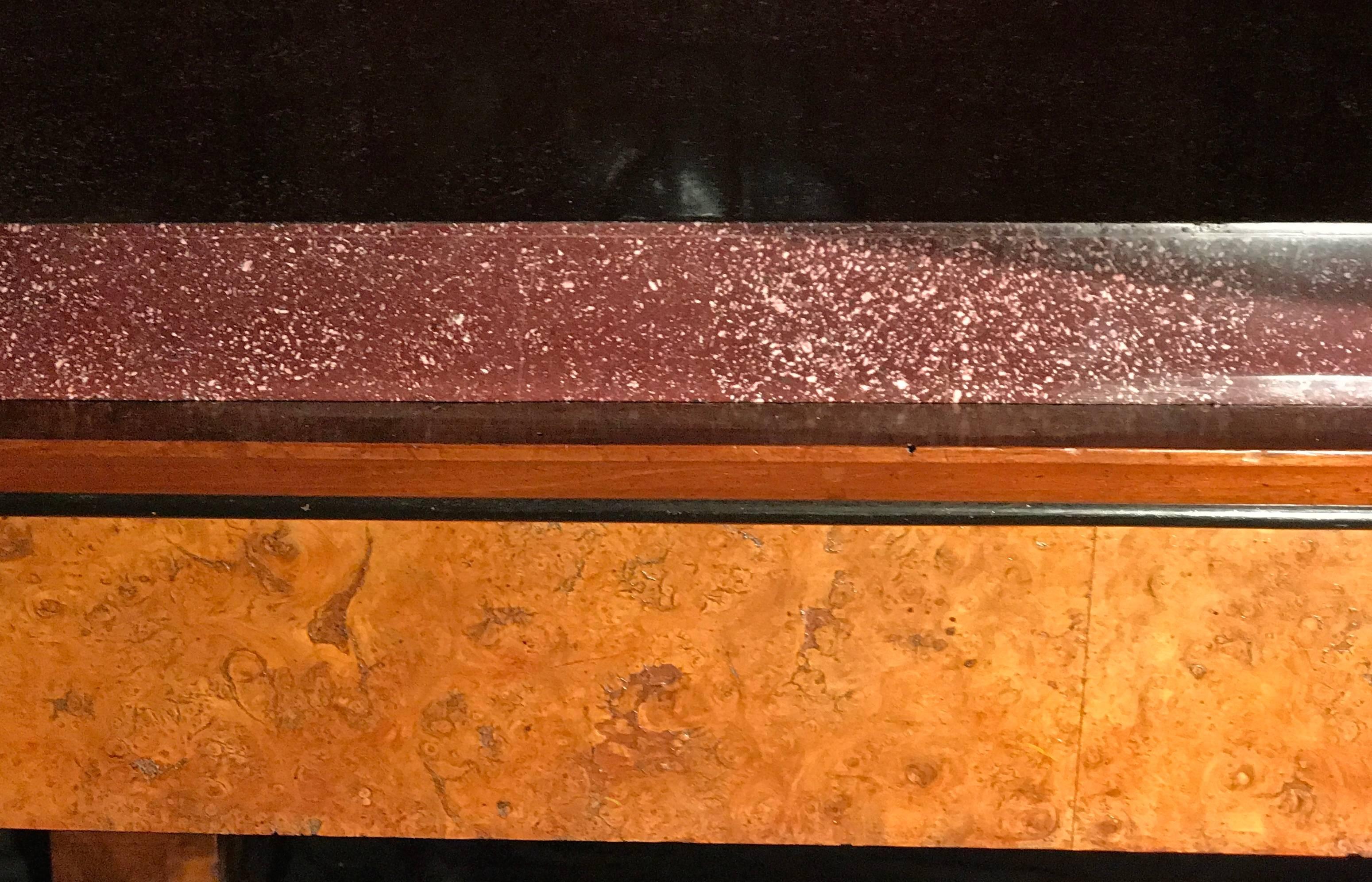Porphyre Importante table centrale italienne avec plateau de table en placage de porphyre impérial en vente