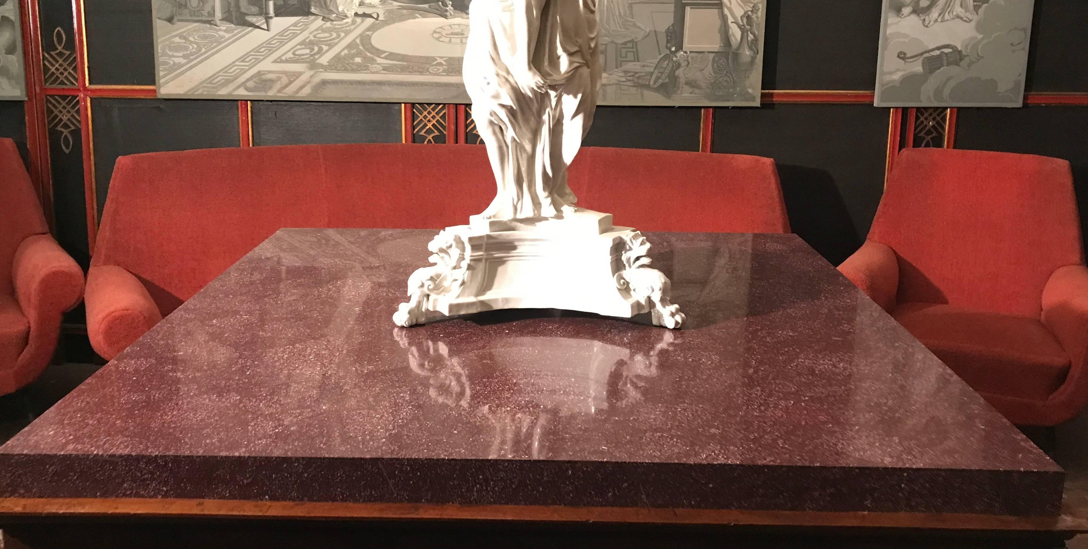Importante table centrale italienne avec plateau de table en placage de porphyre impérial en vente 1