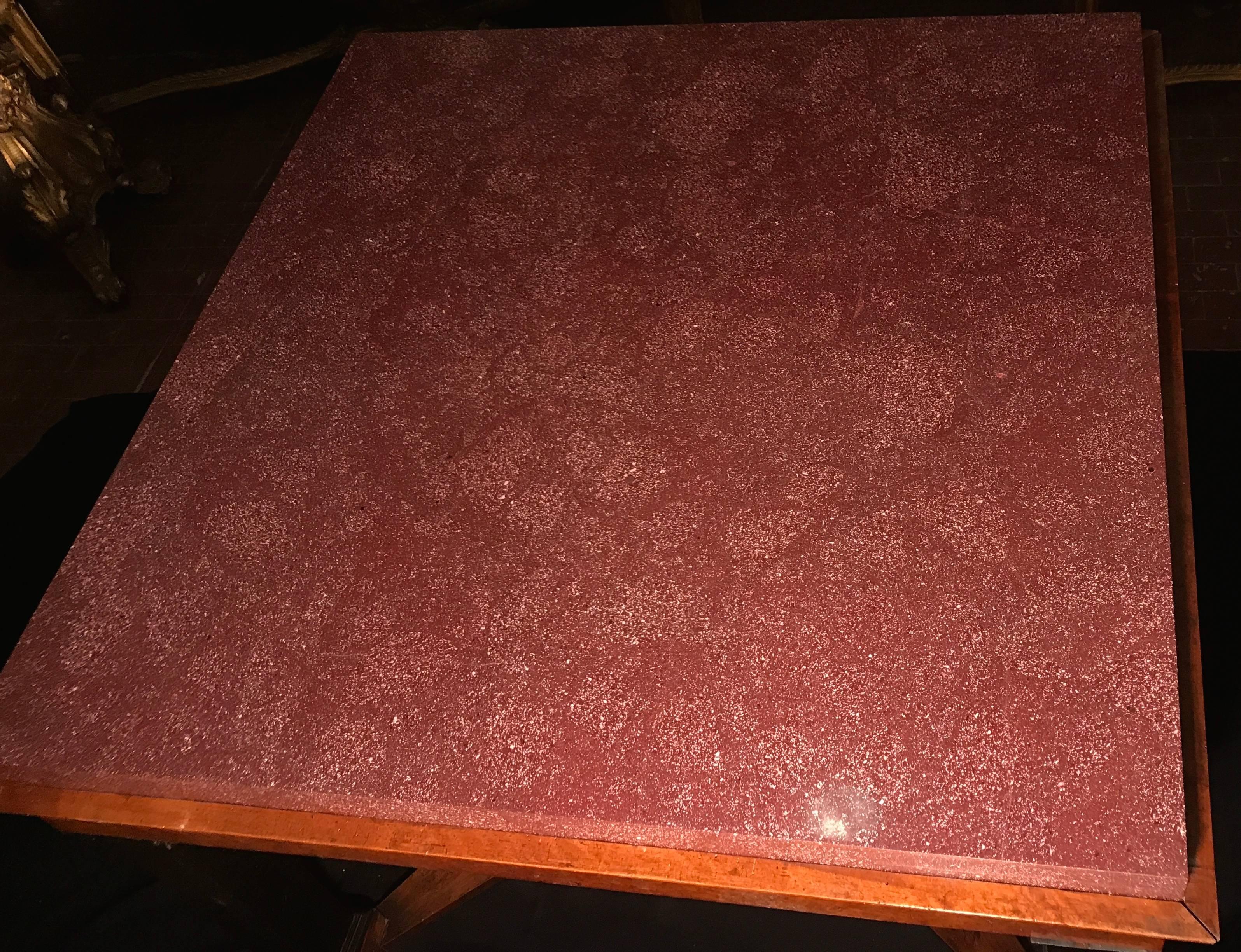 Importante table centrale italienne avec plateau de table en placage de porphyre impérial en vente 2
