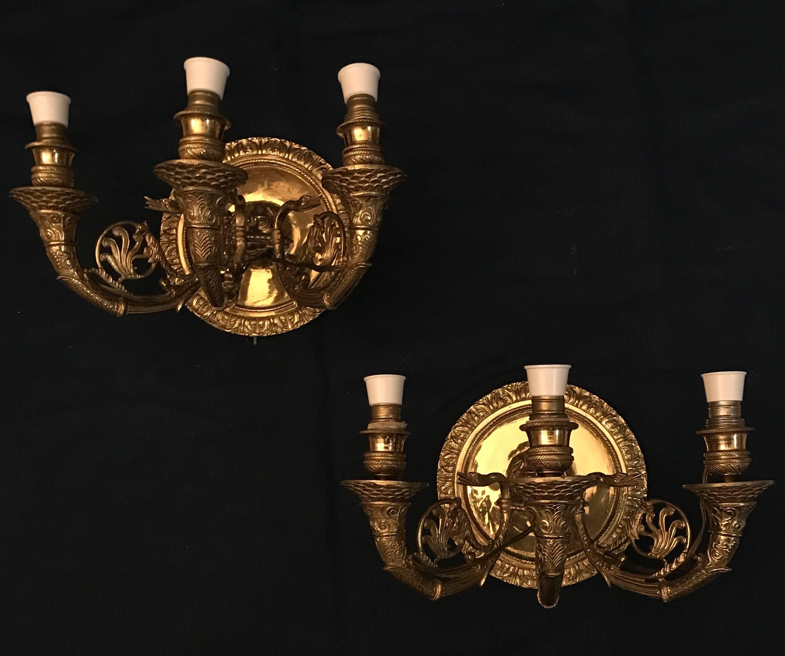 con  Tres estilizados, con forma de cuerno completo,   finamente cincelado  armas ligeras   centrado por una máscara de león.
Perfecto estado , tres  Bombillas E14.