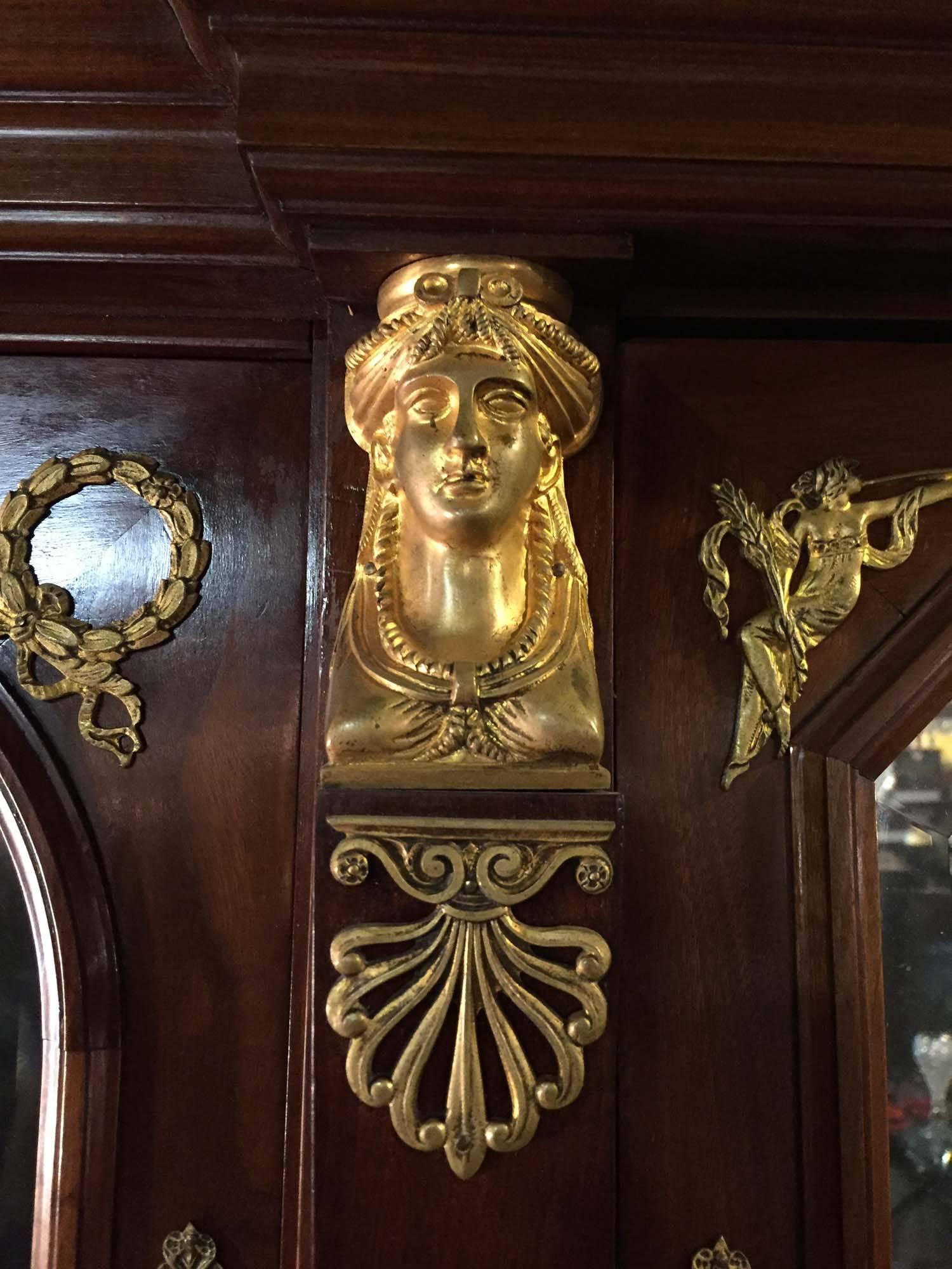 Sculpté à la main Meuble de rangement français ancien de deux pièces avec plateau en marbre et ornementation en bronze doré de style Empire en vente
