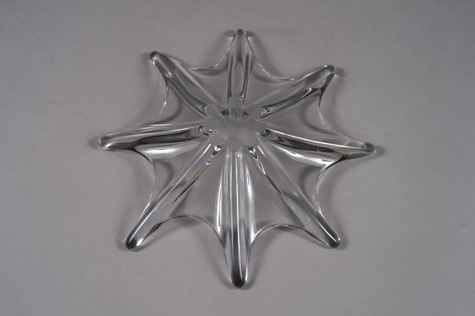 A clear Baccarat glass star-shaped bowl. 

In excellent condition.

Signed Baccarat underneath.