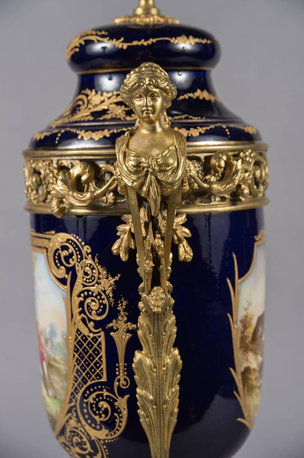 Paar französische Sèvres-Urnen mit vergoldeter Bronze und kobaltblauem Deckel aus dem 19. (Louis XV.) im Angebot