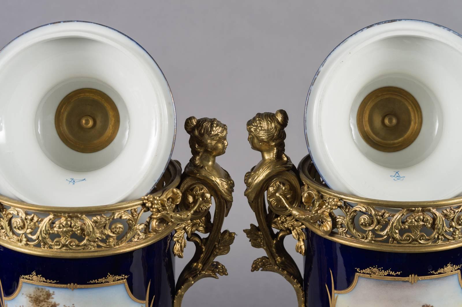 Paar französische Sèvres-Urnen mit vergoldeter Bronze und kobaltblauem Deckel aus dem 19. im Angebot 2