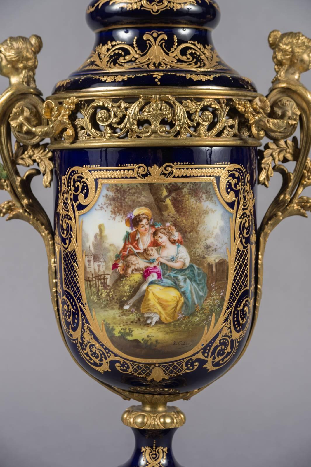 Bronzo Coppia di orci francesi di Sevres del XIX secolo con coperchio in bronzo dorato e blu cobalto in vendita