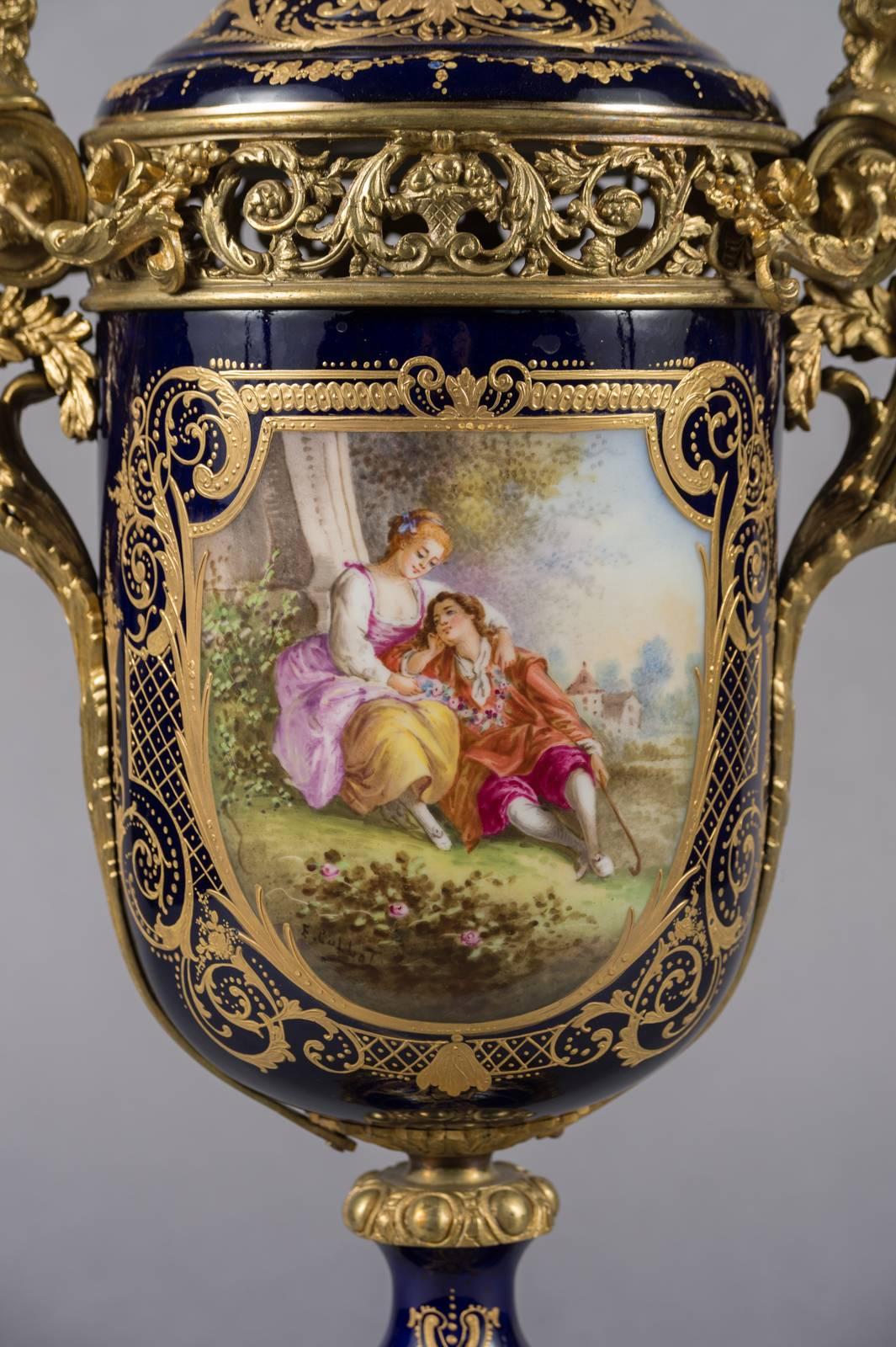 Coppia di orci francesi di Sevres del XIX secolo con coperchio in bronzo dorato e blu cobalto in vendita 1