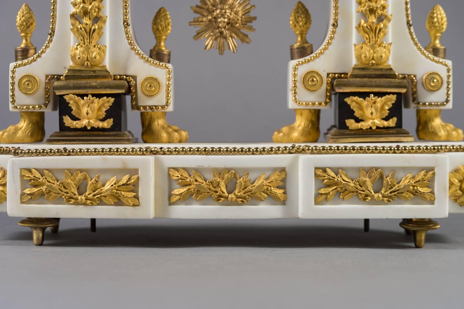 Français Pendule de cheminée Louis XVI en marbre noir et blanc, montée sur bronze doré, par Thiéry Paris en vente