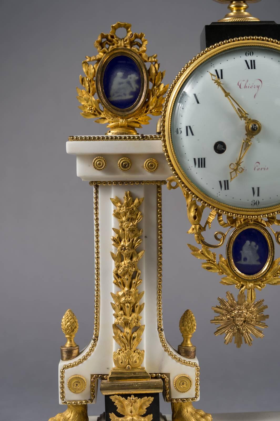 Pendule de cheminée Louis XVI en marbre noir et blanc, montée sur bronze doré, par Thiéry Paris en vente 1