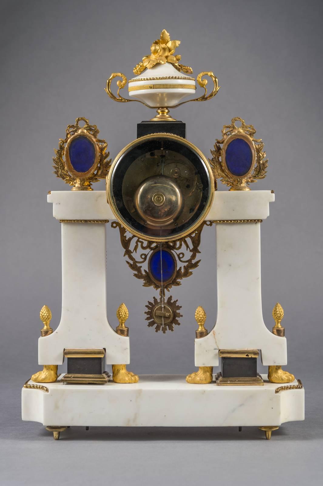 Louis XVI Kaminsimsuhr aus schwarzem und weißem Marmor mit Ormolu-Montierung von Thiéry, Paris im Angebot 2