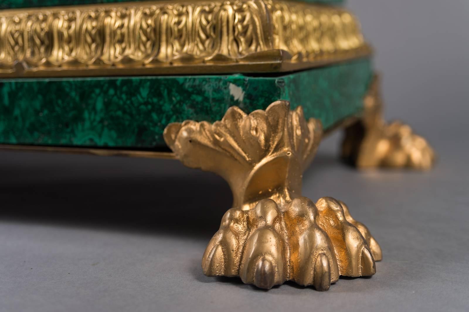 Très grande et impressionnante pendule de cheminée de style Empire du XIXe siècle, en bronze doré et patiné et en malachite, représentant 