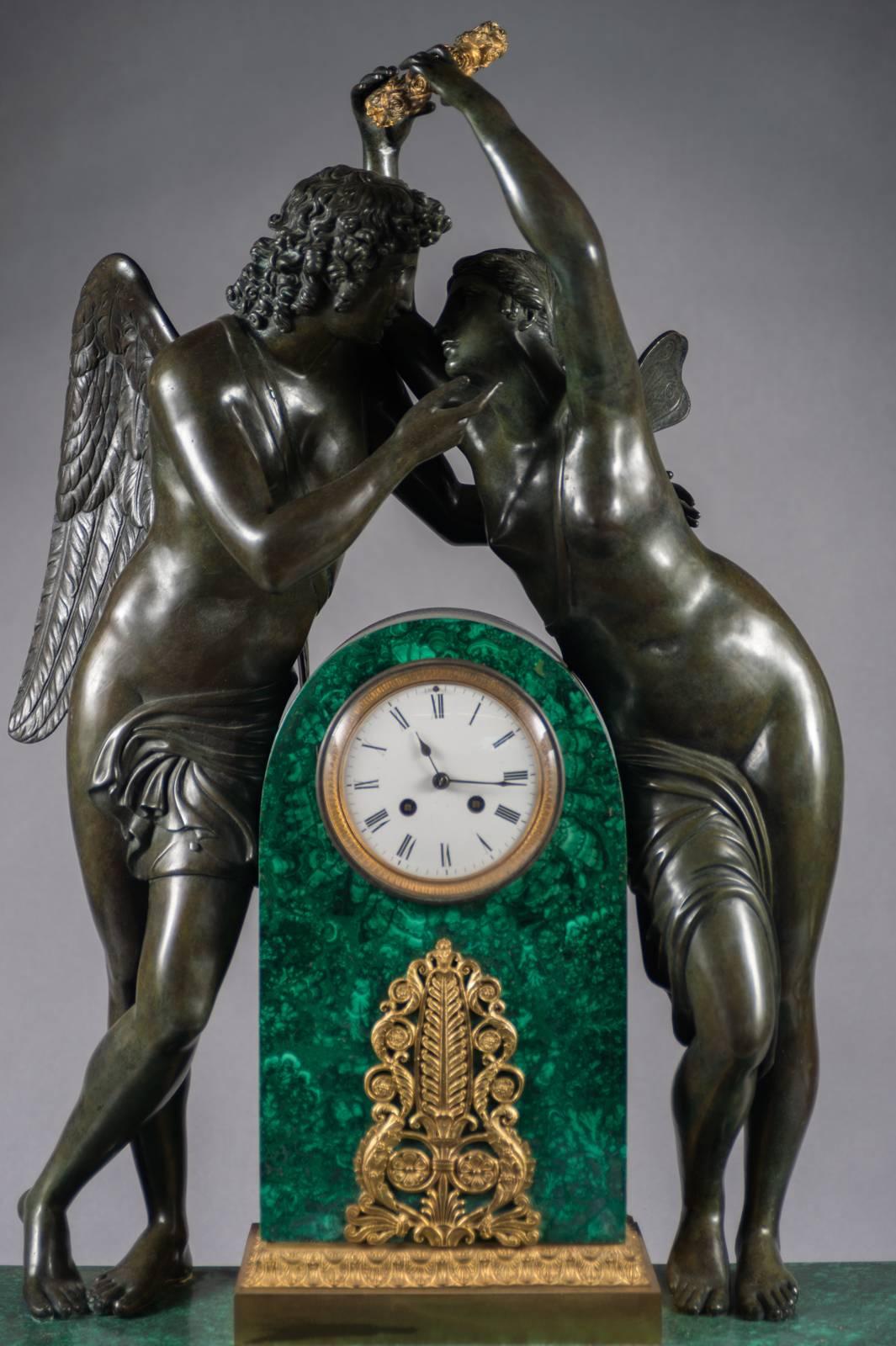 Européen Horloge monumentale française en malachite, bronze doré et patiné en vente