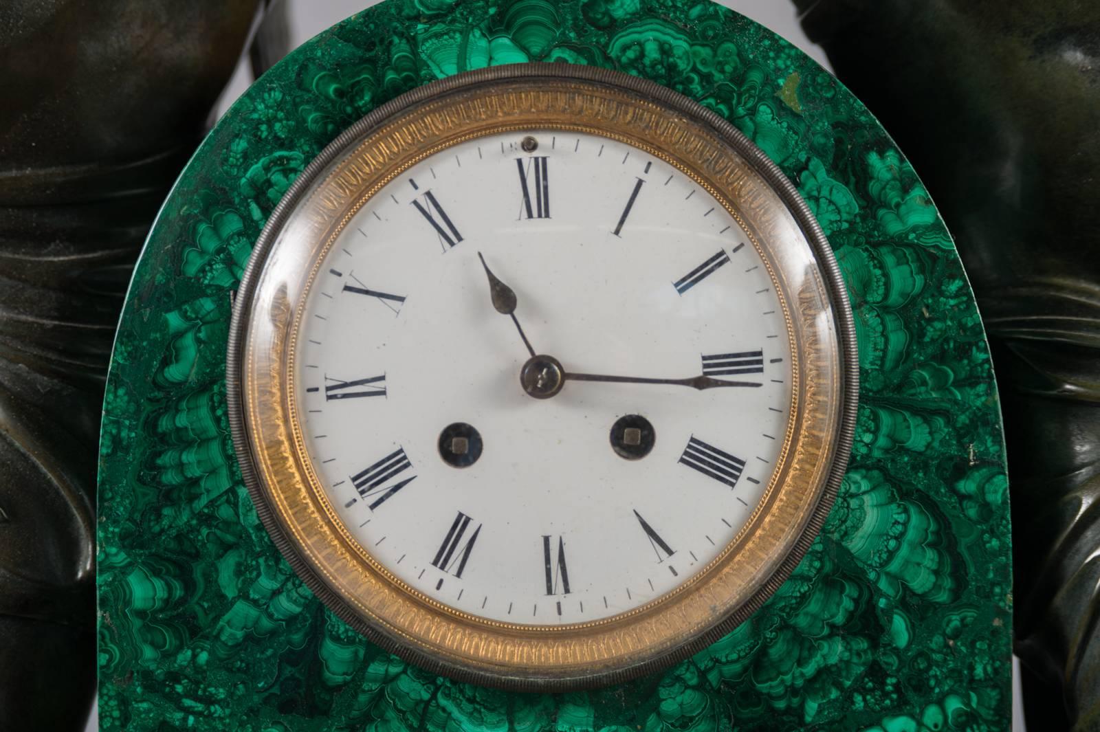 Malachite Horloge monumentale française en malachite, bronze doré et patiné en vente