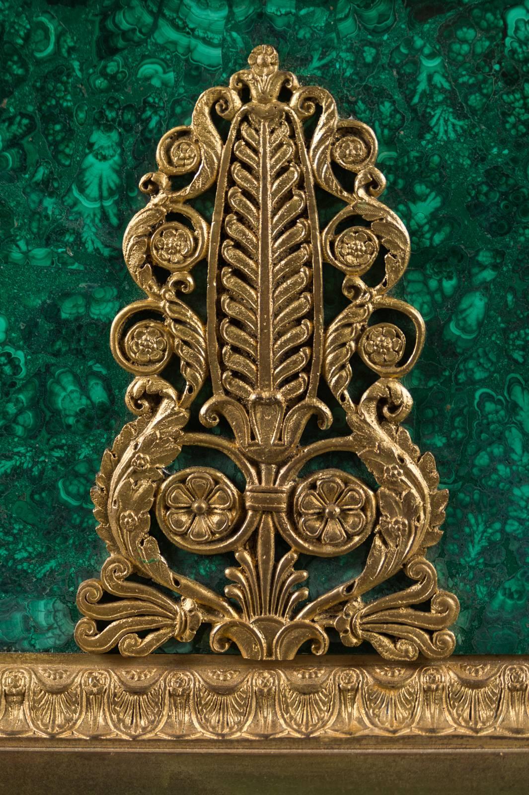 Horloge monumentale française en malachite, bronze doré et patiné en vente 2