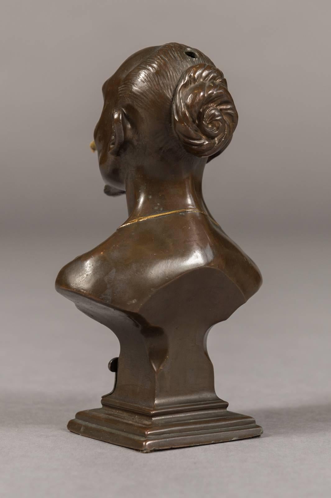 Ein seltenes französisches Zigarrenfeuerzeug mit afrikanischem Motiv aus patinierter Bronze,

Frankreich, um 1900.

Darstellung eines 