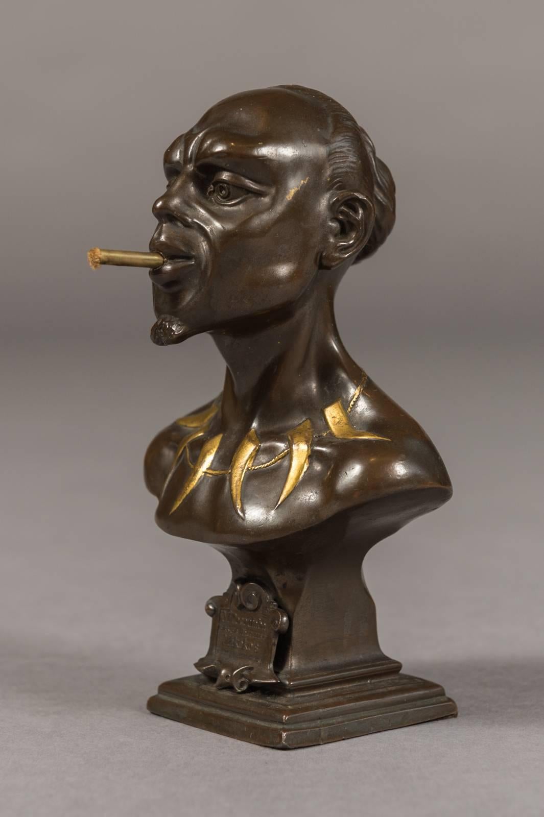 Français Rare briquet à cigare en bronze patiné à motifs africains, circa 1900 en vente
