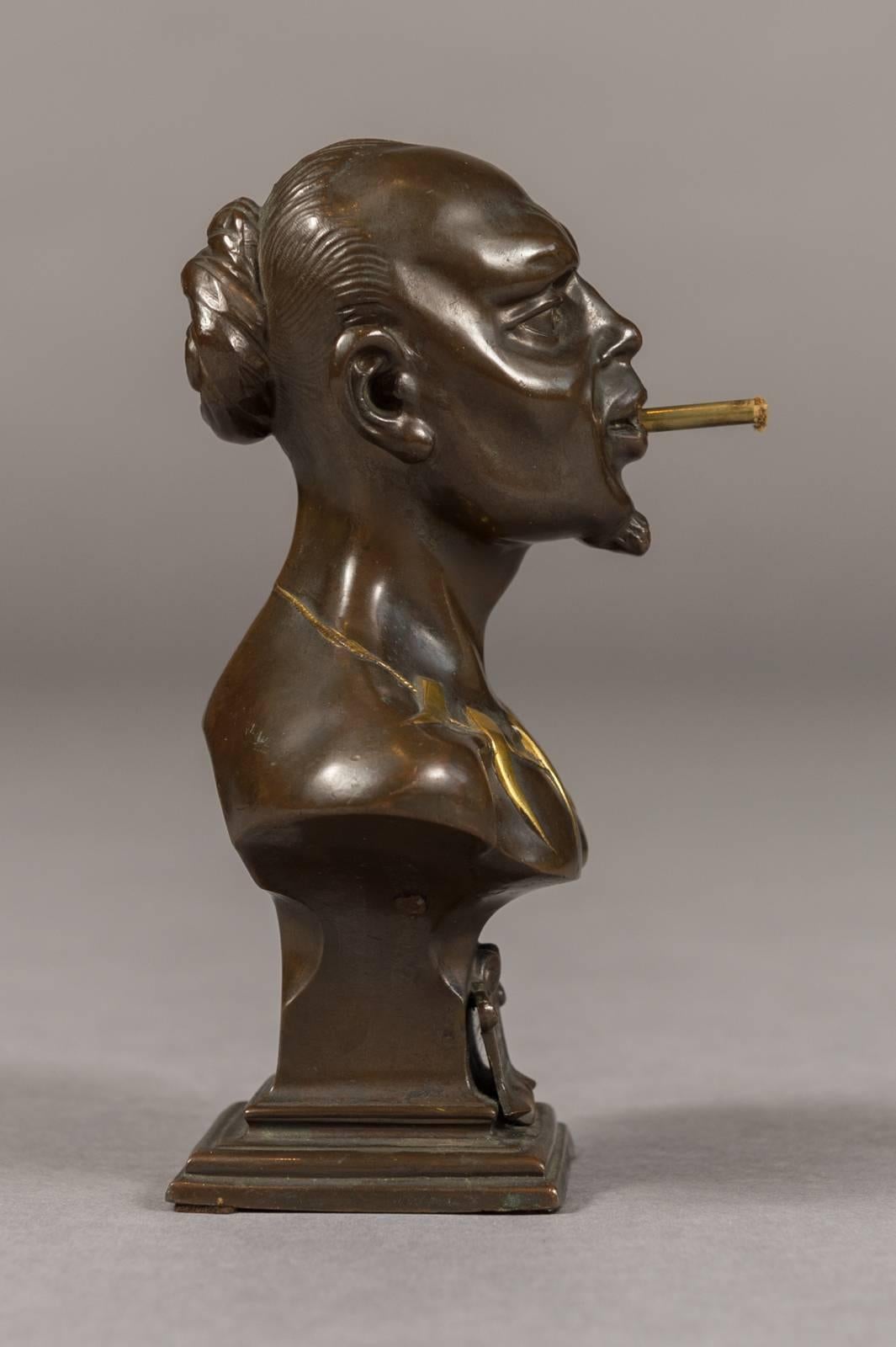 Seltenes französisches Zigarrenfeuerzeug aus patinierter Bronze mit afrikanischen Motiven, um 1900 (Französisch)