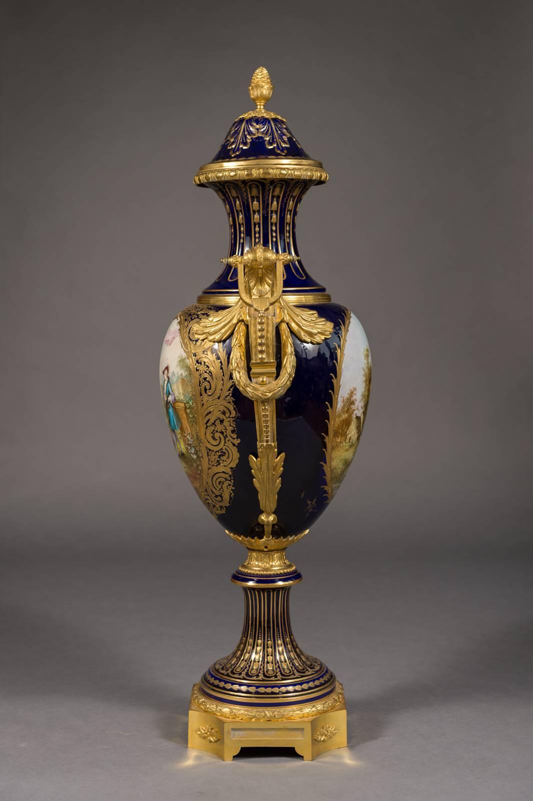 Große französische Sevres-Vase mit Ormolu-Montierung und Porzellanüberzug aus dem 19. Jarhhundert (Louis XV.) im Angebot