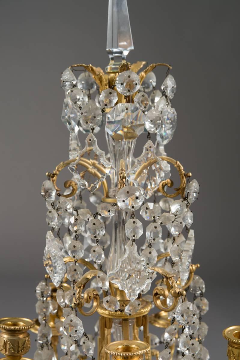 Ein feines Paar französischer Girandolen aus vergoldeter Bronze und Kristall im Louis-XVI-Stil aus dem 19

Frankreich, um 1880 

Fein gegossen und original vergoldet, mit jeweils fünf Armen und weißem Marmorsockel