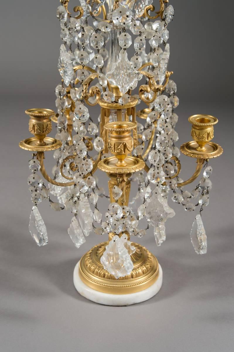Paar französische Girandolen aus vergoldeter Bronze und Kristall im Louis-XVI.-Stil des 19. Jahrhunderts (Louis XVI.) im Angebot